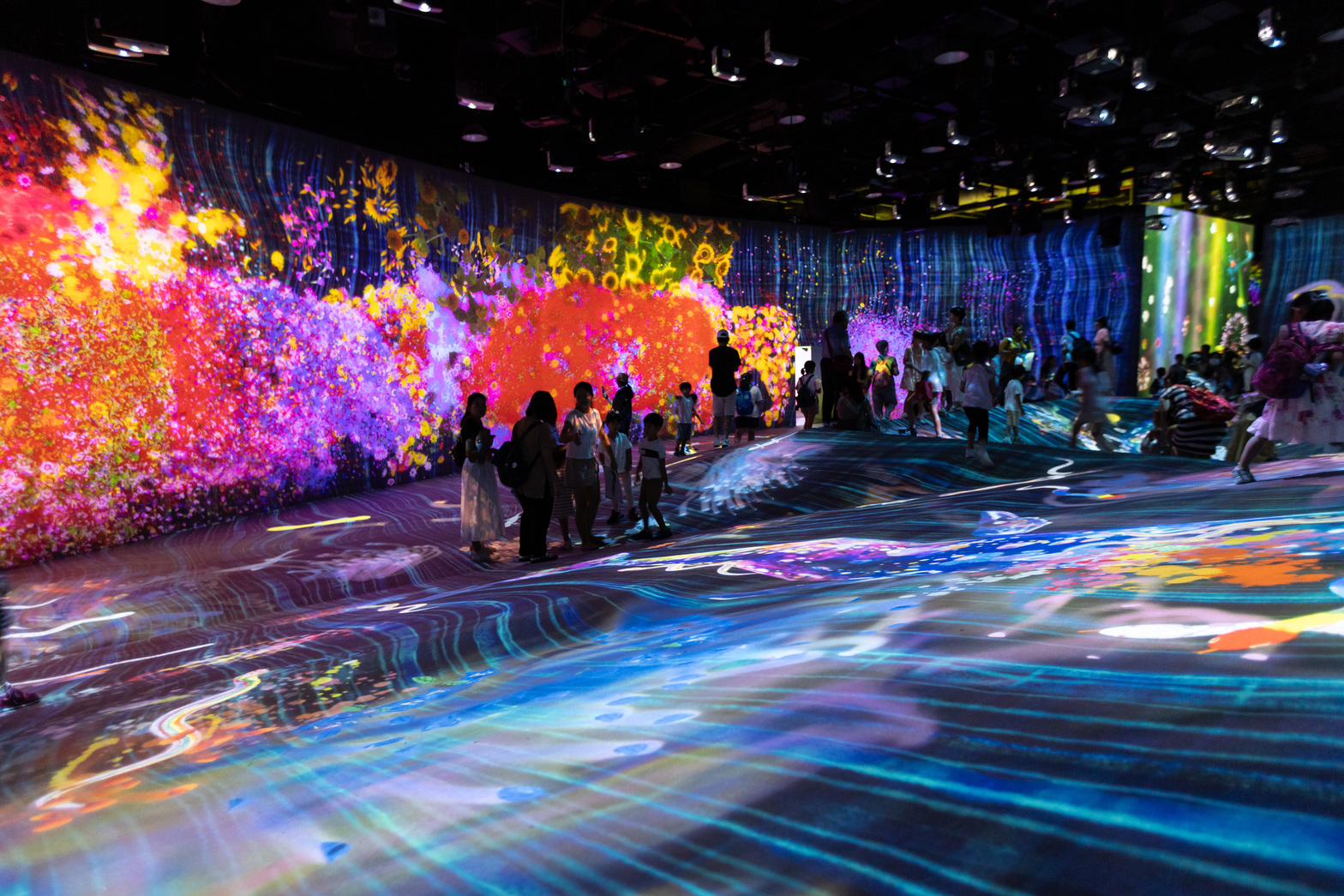 「teamLab共創！未來園台北」展演空間以實際的起伏地形呈現山谷意境。