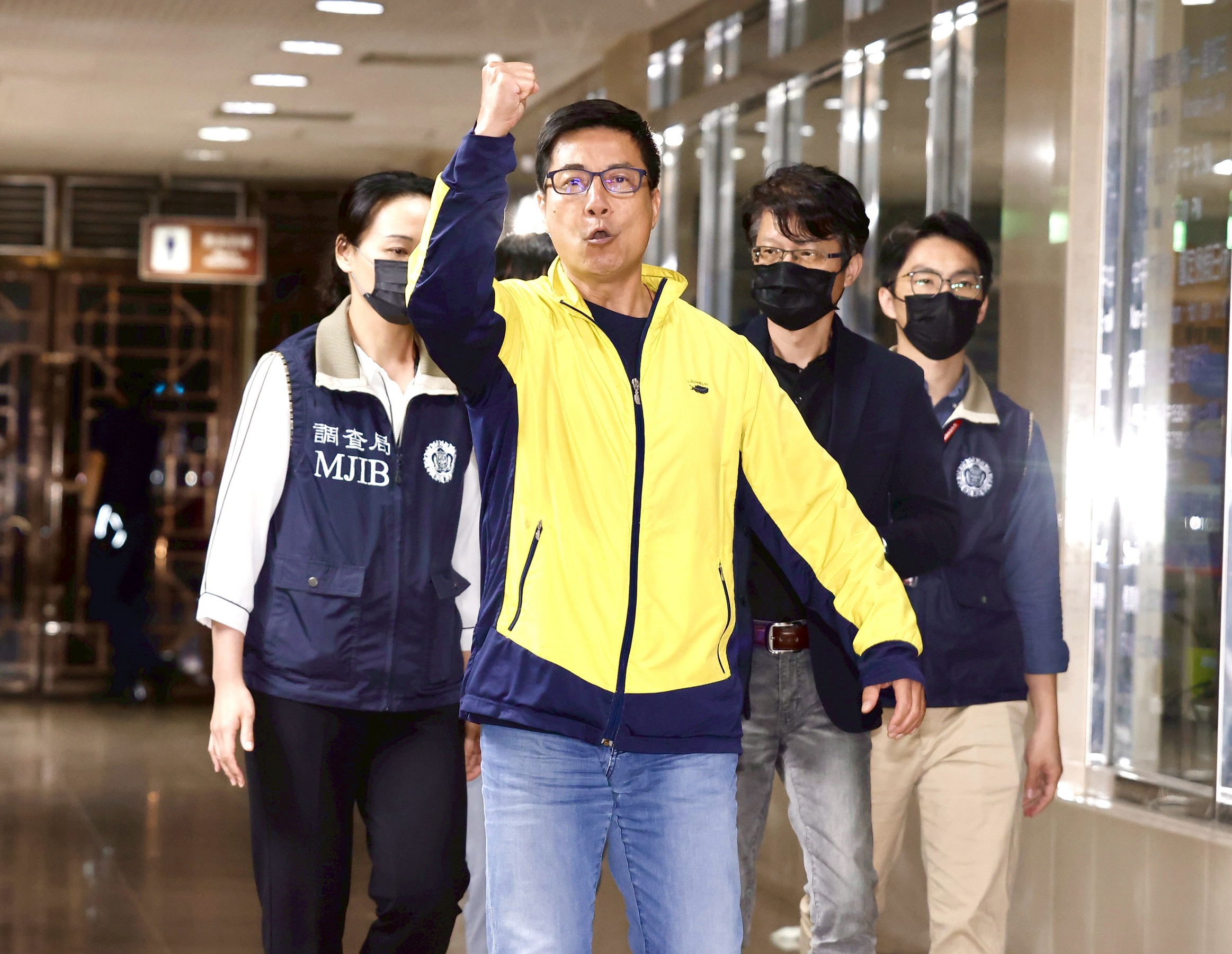 總幹事姚富文移送北檢複訊時，不斷高喊「台北支持罷雙吳」等口號。