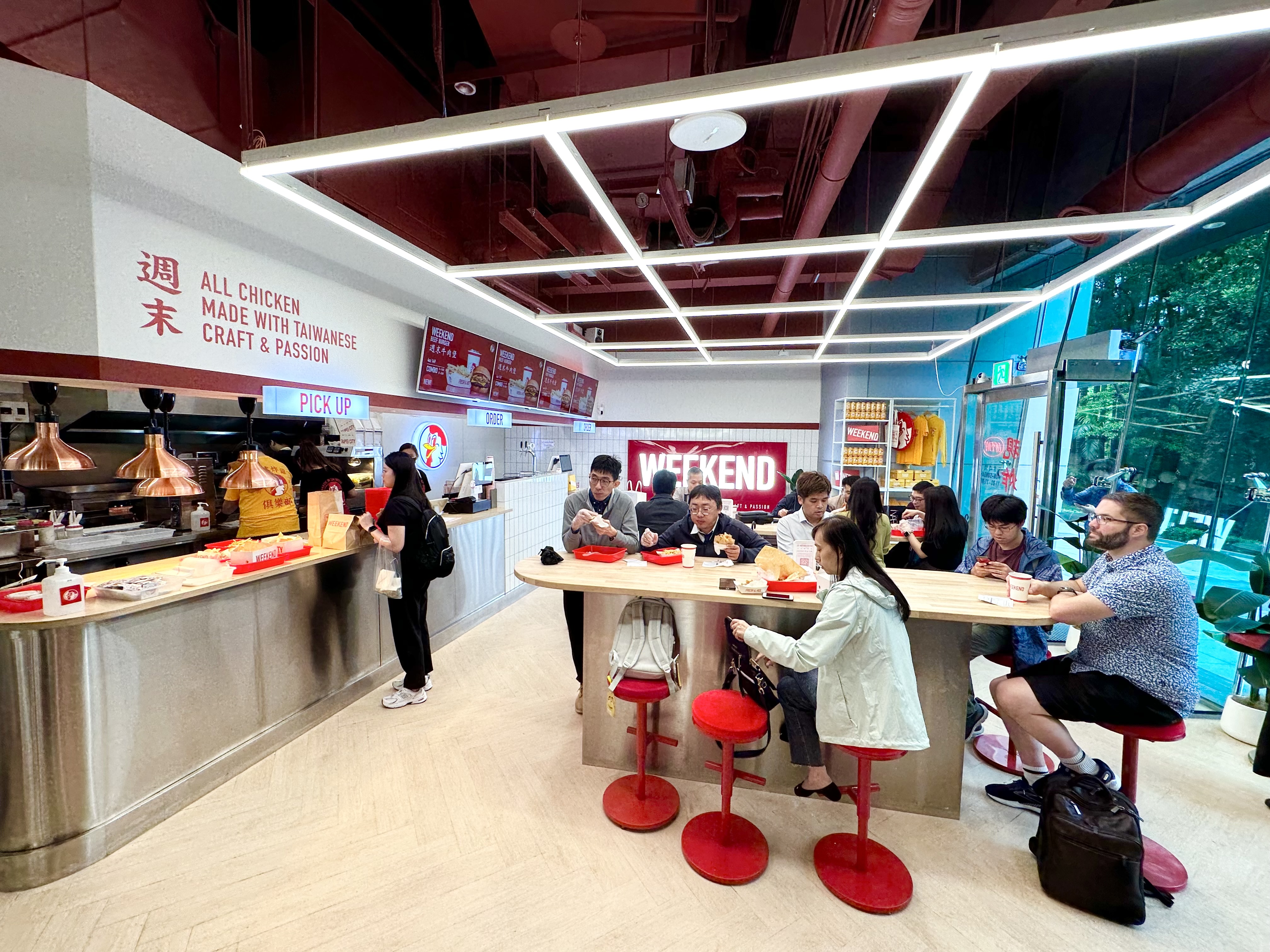 二店主打炸雞和牛肉漢堡，能更快出餐，迎合趕著看球賽、演唱會的人潮。
