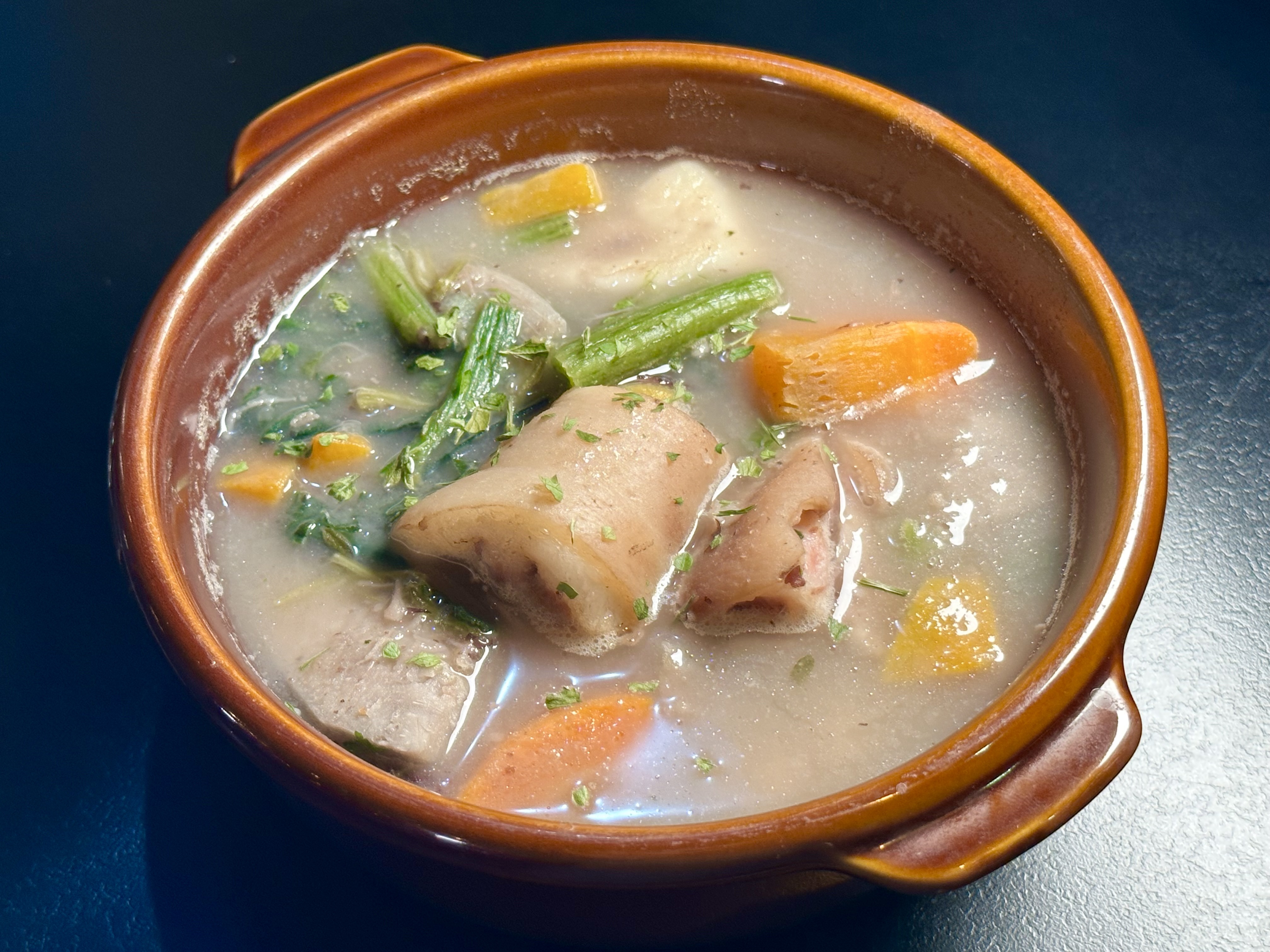 「傳統豬尾紅豆湯」豬尾吃起來像膠質豐富的豬腳，湯汁有豆香。（280元／份）
