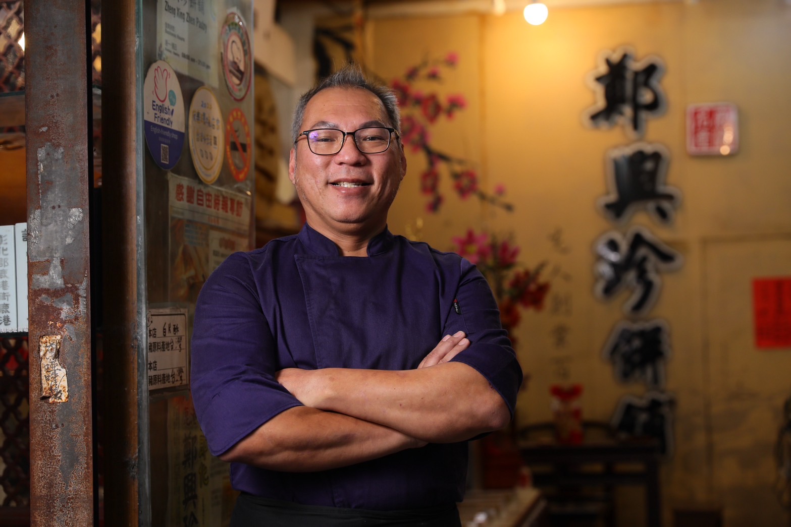 鄭興珍第四代負責人鄭富瑋為人隨和,以最親民親切的用心持續傳承百年餅舖。