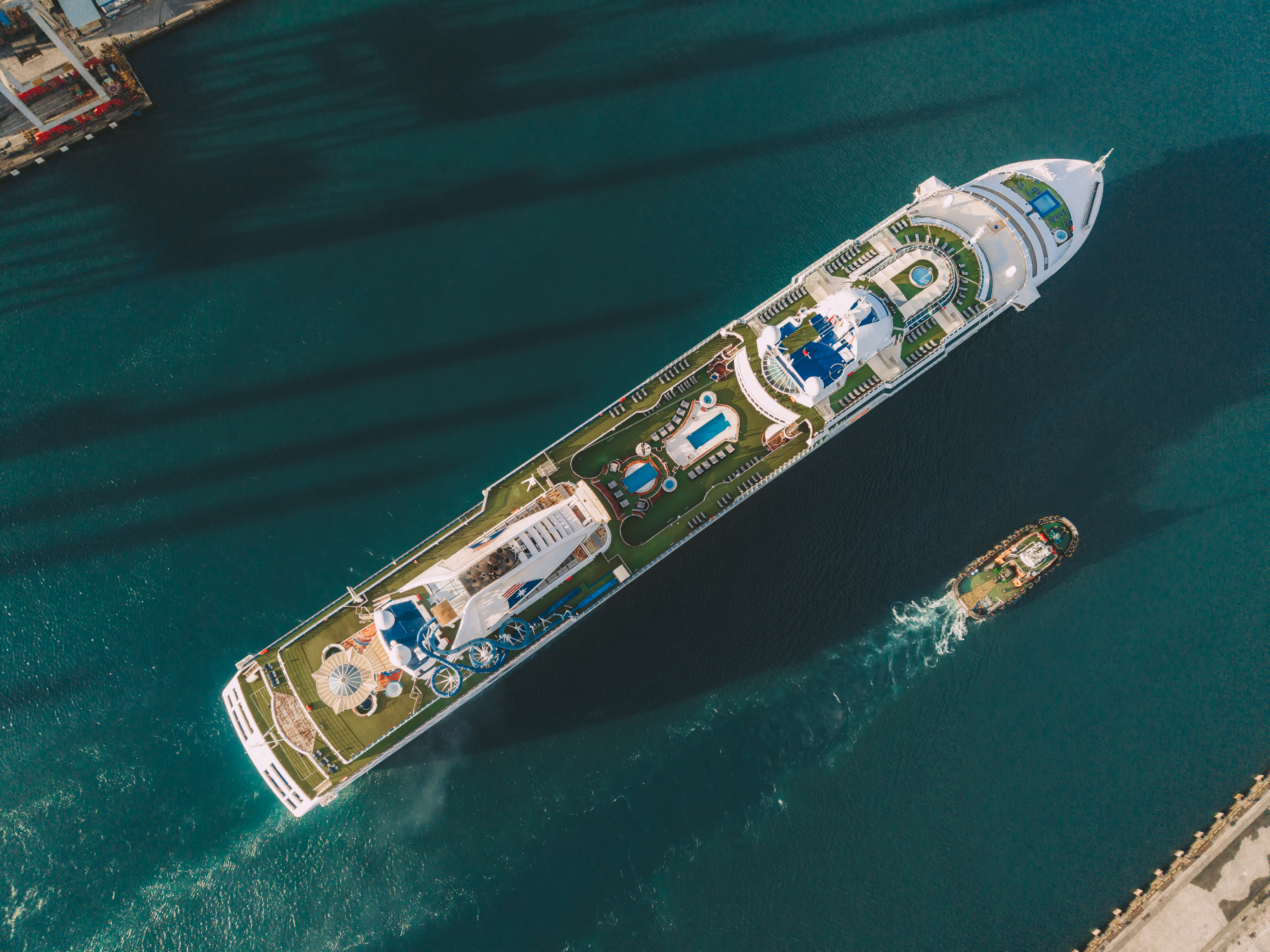 基隆港郵輪進港空拍景觀。(基隆港務分公司提供)