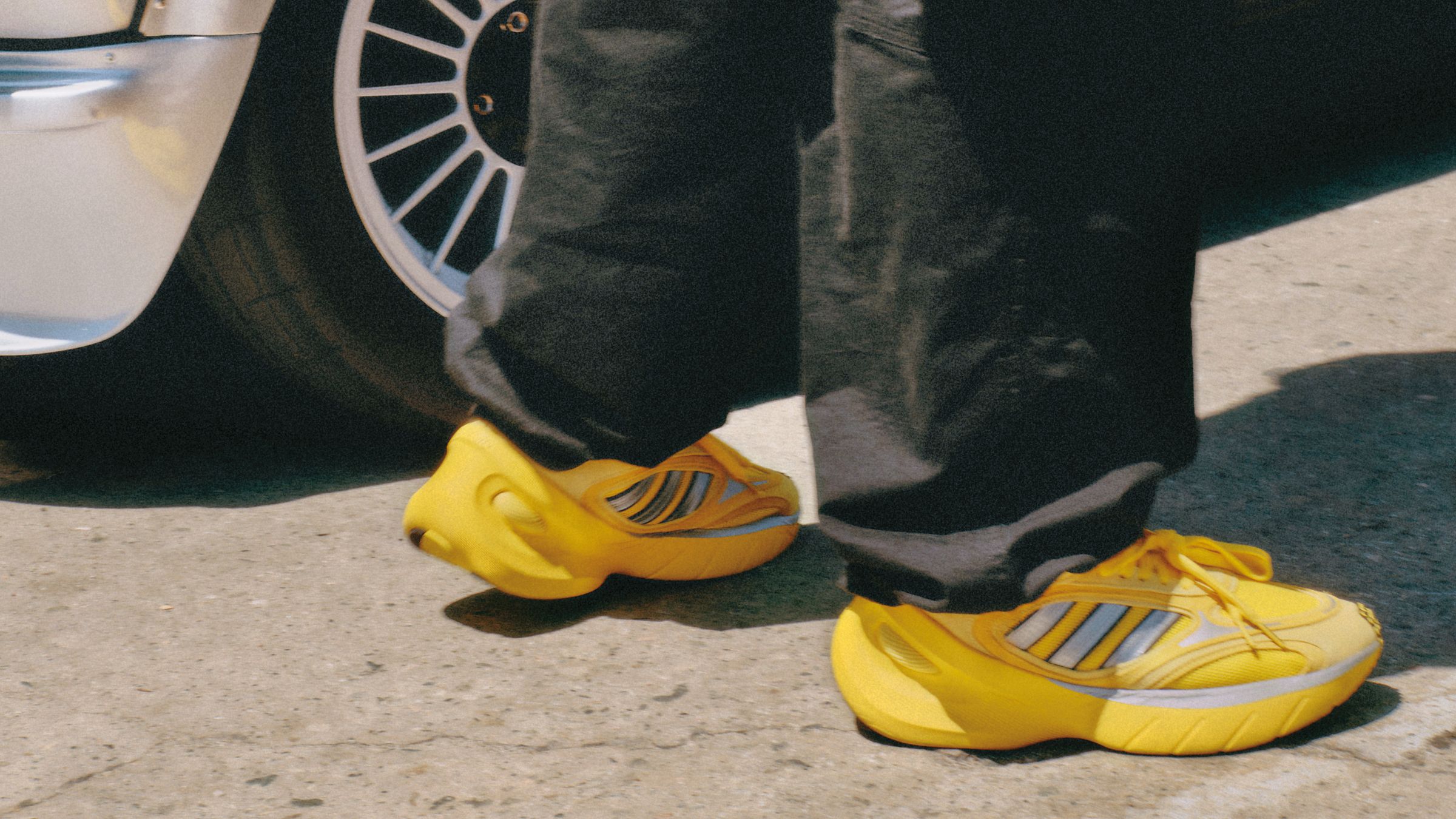 舒適與潮流感兼具的亮黃色Adizero Goukana鞋款 NT$5,890。(adidas Originals提供)