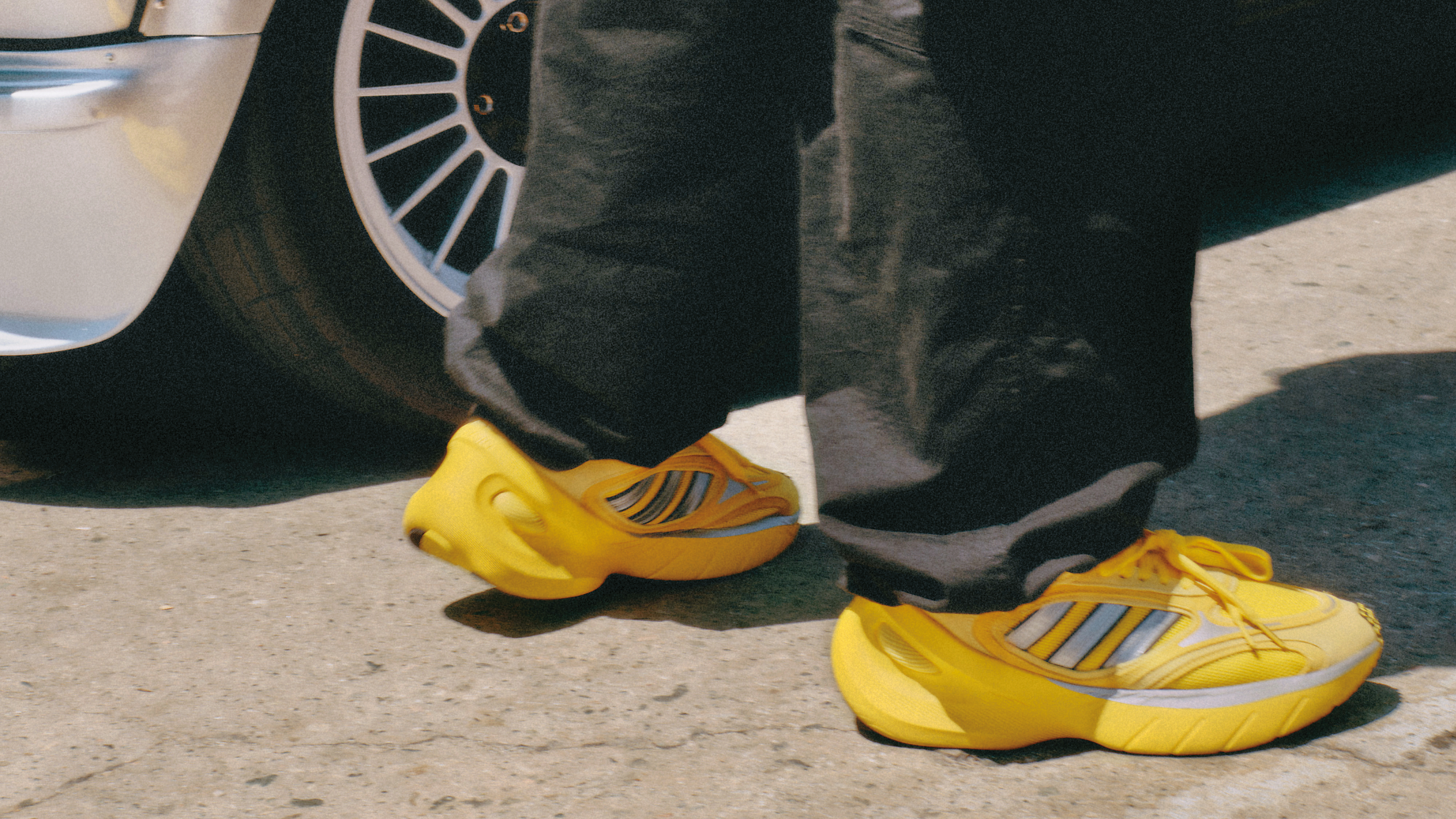 舒適與潮流感兼具的亮黃色Adizero Goukana鞋款 NT$5,890。(adidas Originals提供)