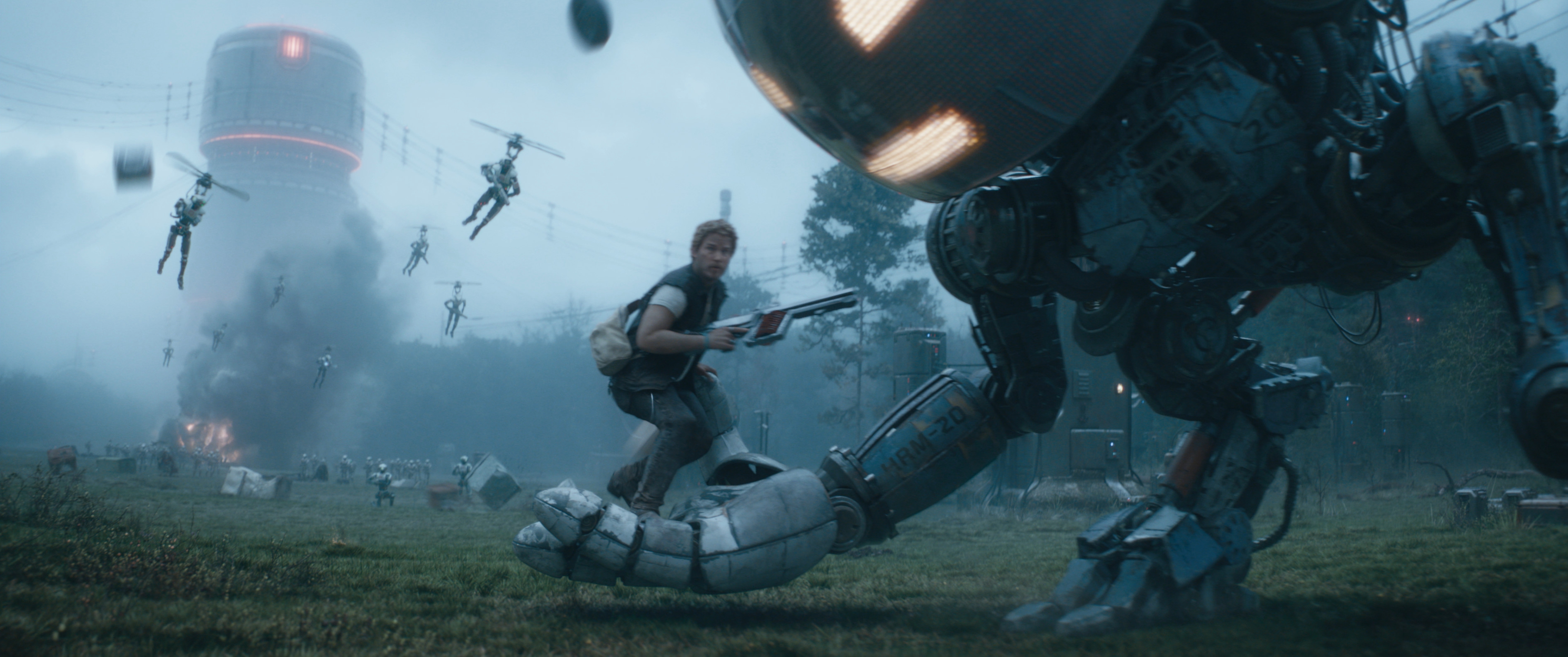 克里斯普瑞特與巨型機器人合作,逃離機器人兵團的追殺。(Netflix提供)