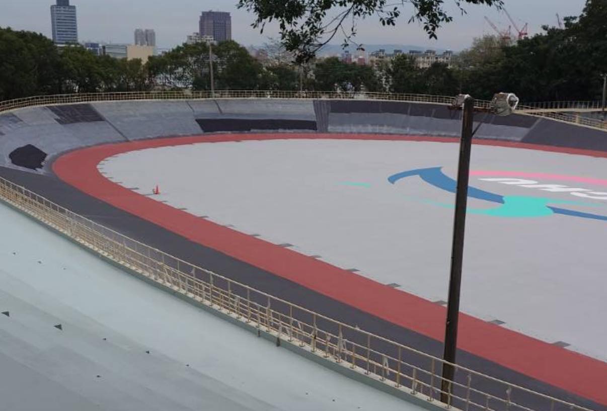  一名世壯運裁判今（20日）在新竹市自由車場試騎摔車骨折送醫。（翻攝自劉彥伶 新竹市議員臉書）