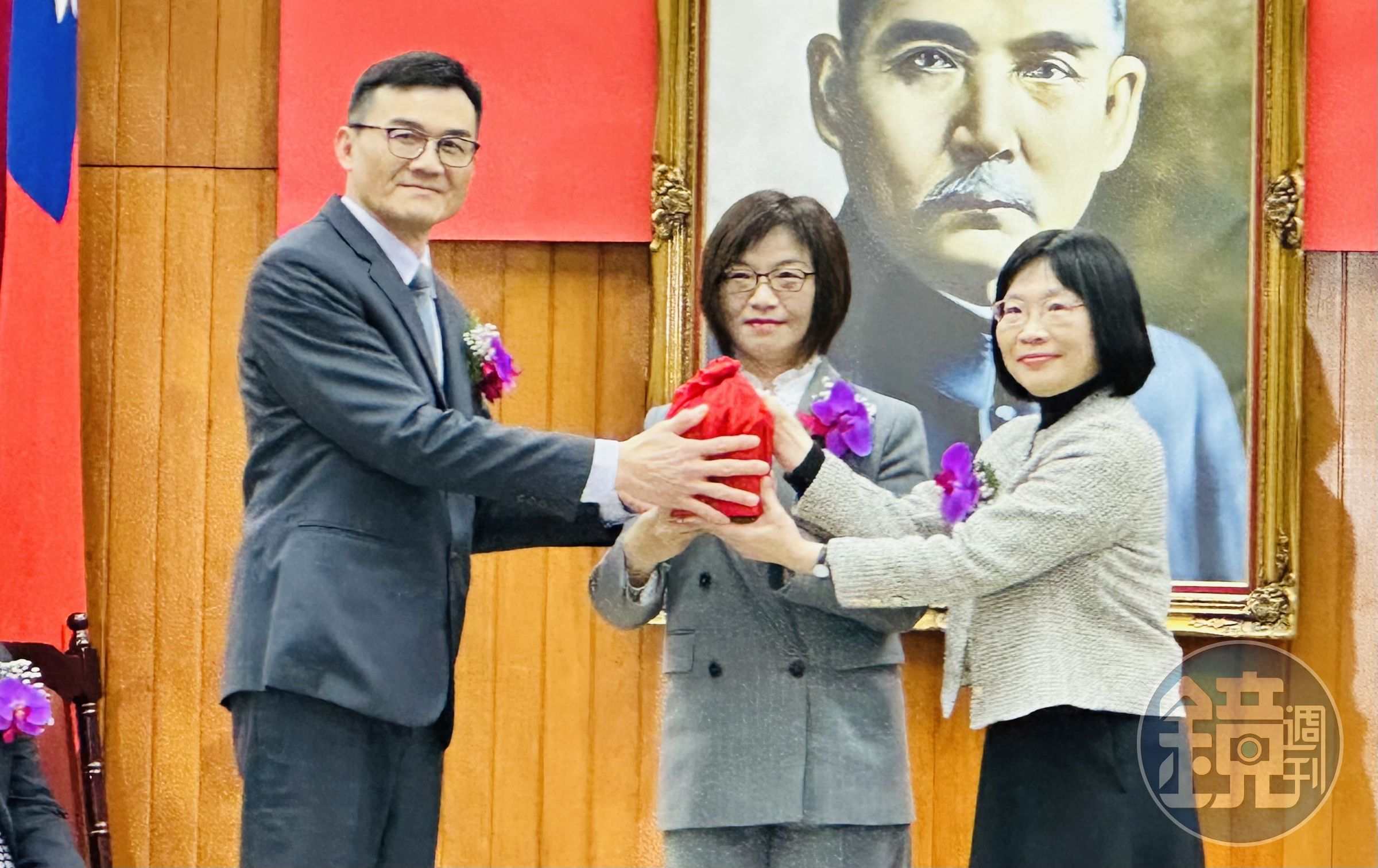 士林地院新任院長邱璿如(右)自代理院長蔡守訓(左)手中接下印信。