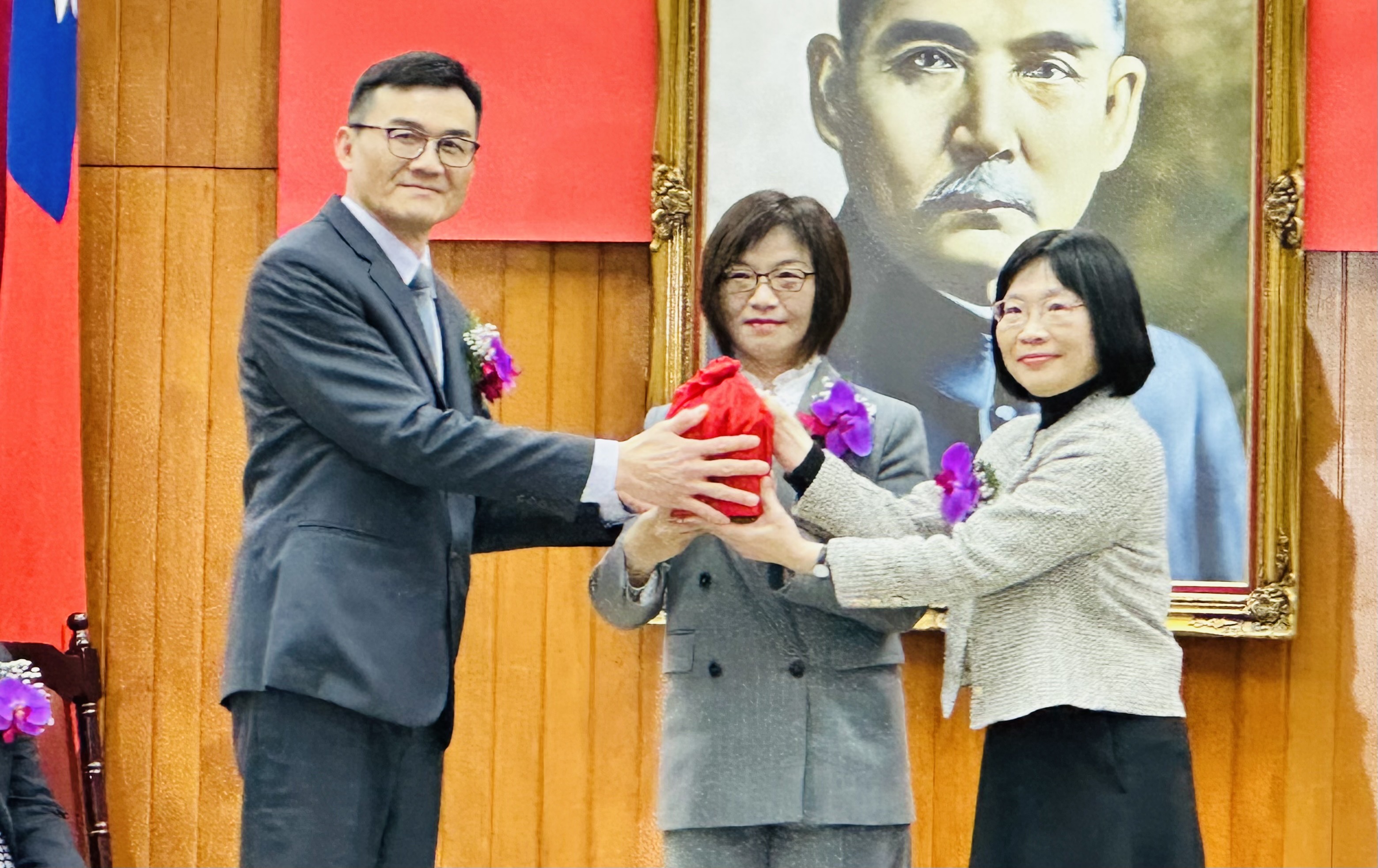 士林地院新任院長邱璿如(右)自代理院長蔡守訓(左)手中接下印信。