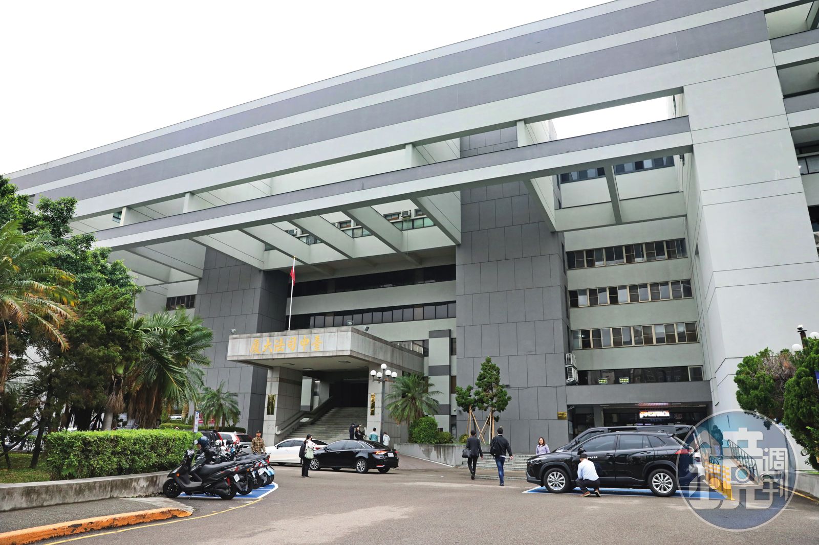 本刊記者到台中地方法院旁聽袁昶平的案件，竟遭袁的手下怒瞪、嗆聲