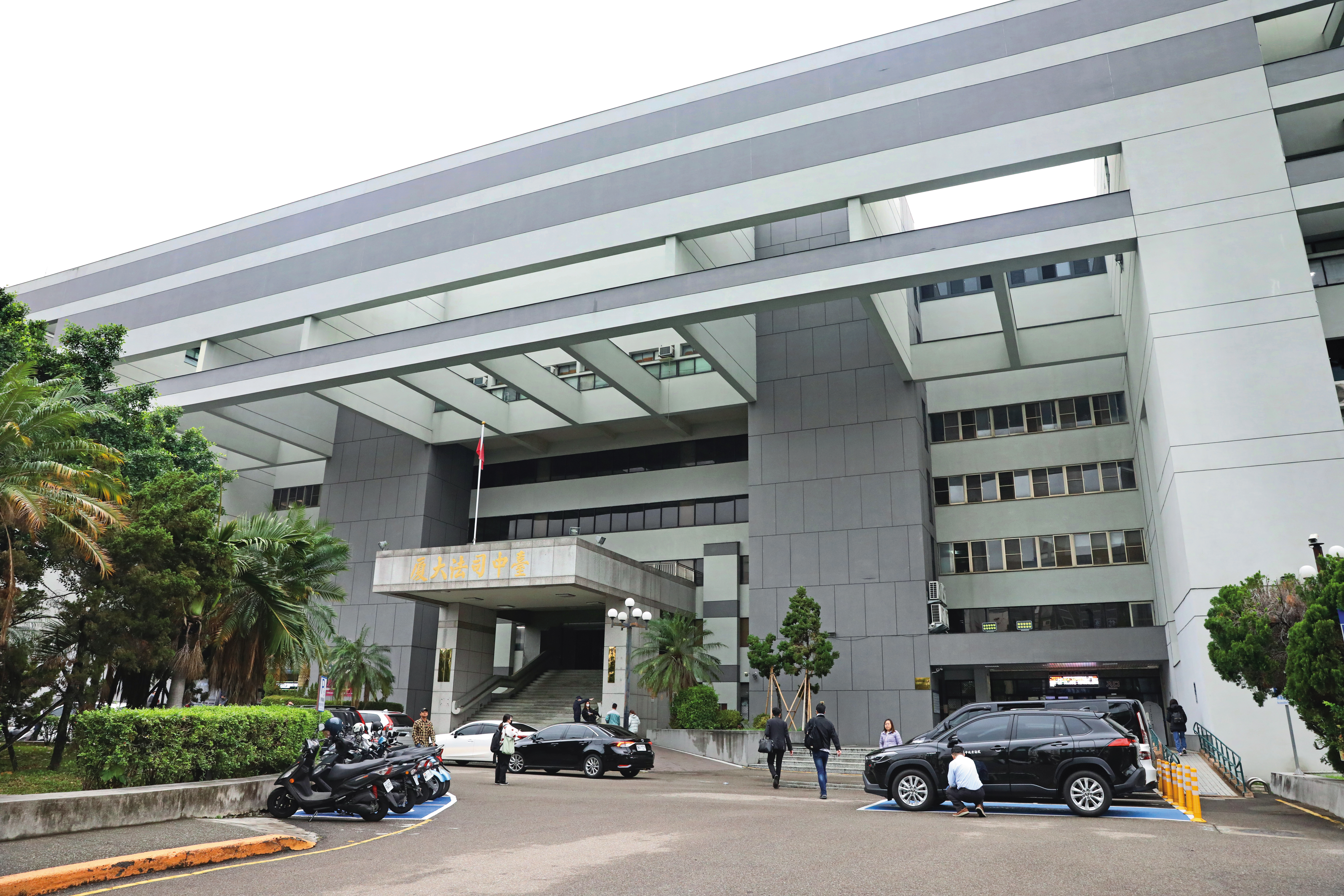 本刊記者到台中地方法院旁聽袁昶平的案件，竟遭袁的手下怒瞪、嗆聲。