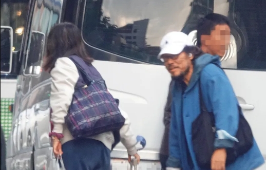 張菲先前被本刊獨家直擊,儘管早已退休多年,出國仍習慣帶著老搭檔同行,情誼深厚,照顧有加。(讀者提供)