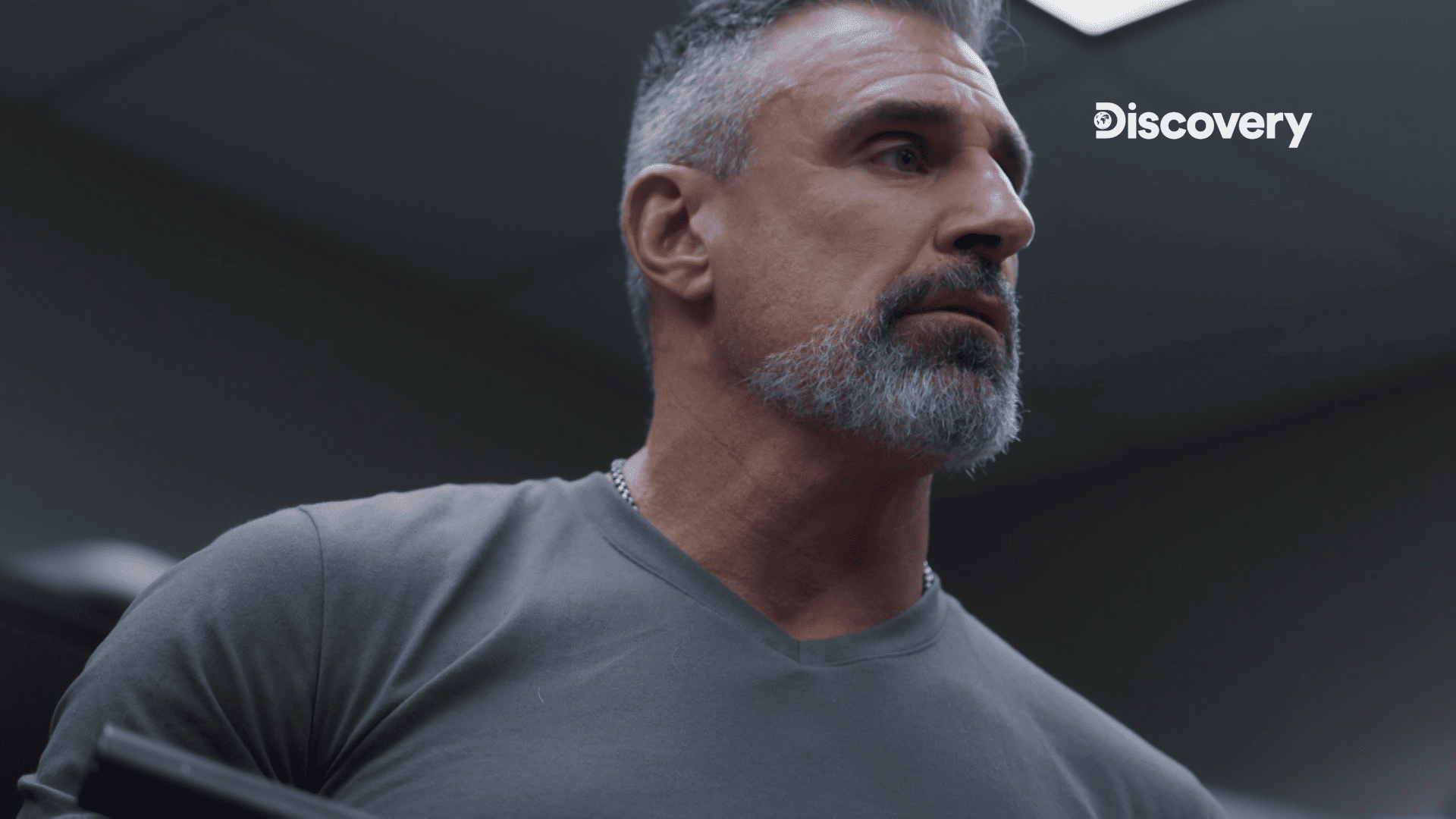 過去20多年，盧瓦洛茲服務於美國菸酒槍炮及爆裂物管理局，以臥底身分成功掃蕩無數非法槍枝。（Discovery頻道提供）