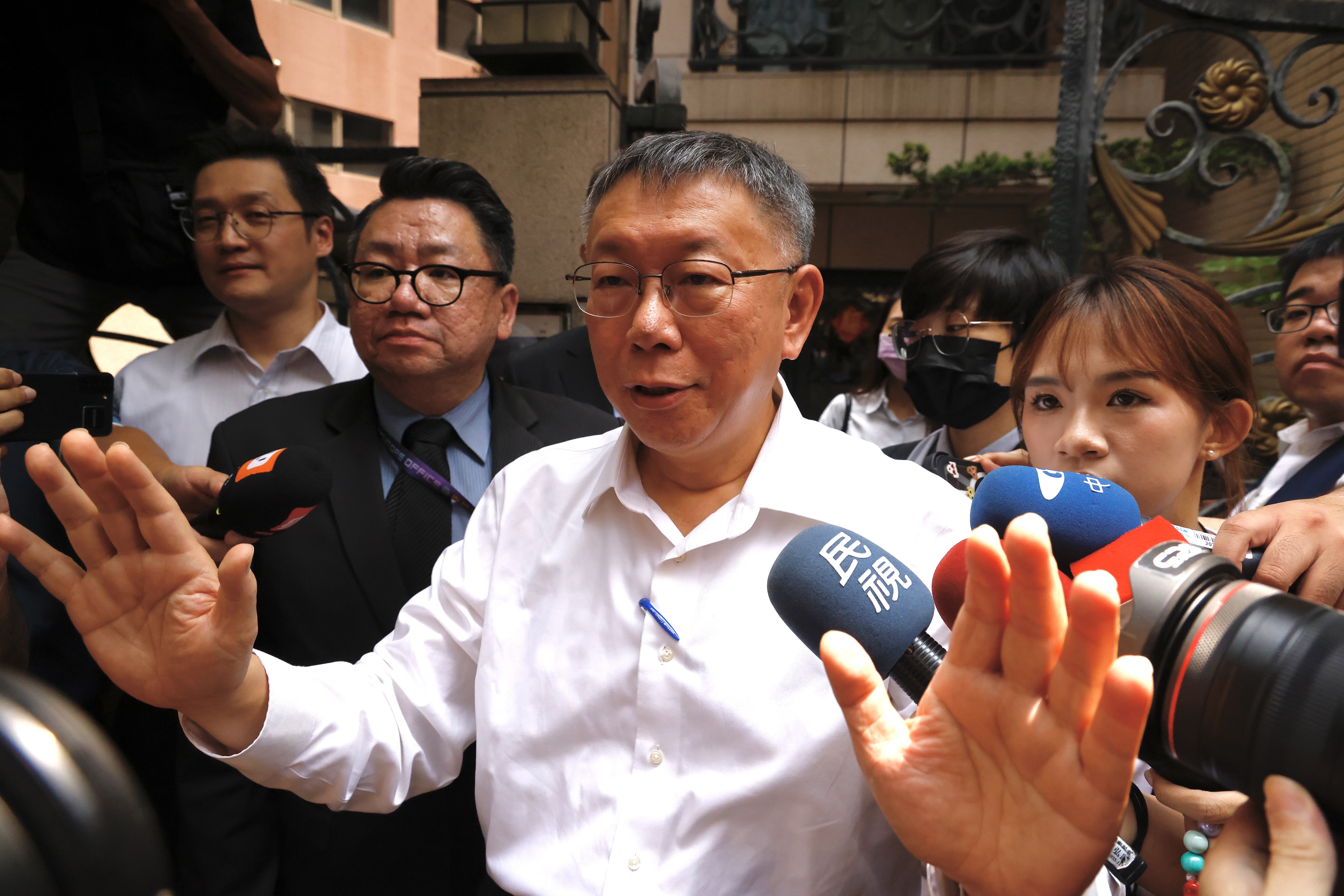 民眾黨主席柯文哲因京華城案今（30日）早住家遭搜索，稍早步出家門上偵訊車離去。