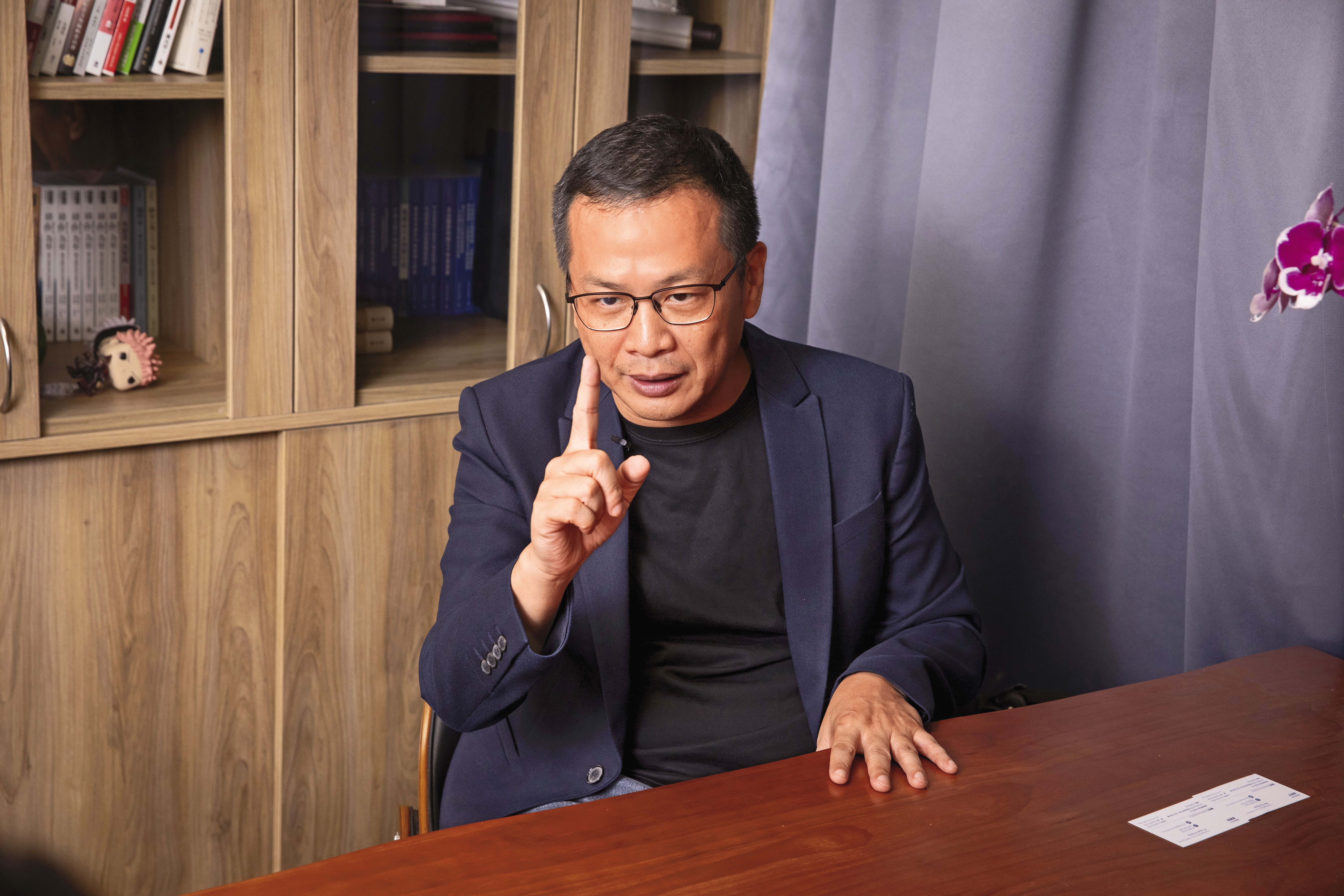 羅智強自許是最接地氣的黨主席候選人，勤走基層爭取黨員支持。