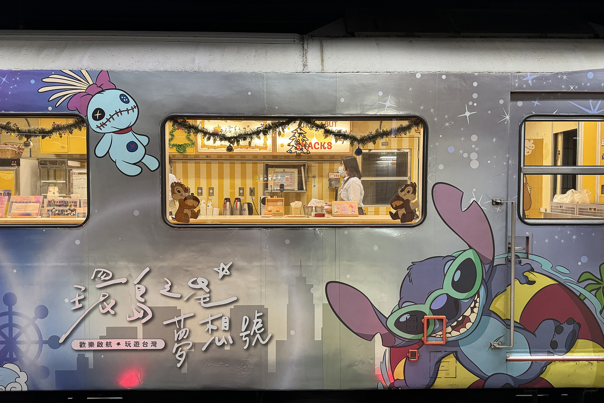環島之星這次與迪士尼合作，每節車廂都換上不同動畫主題的裝飾。