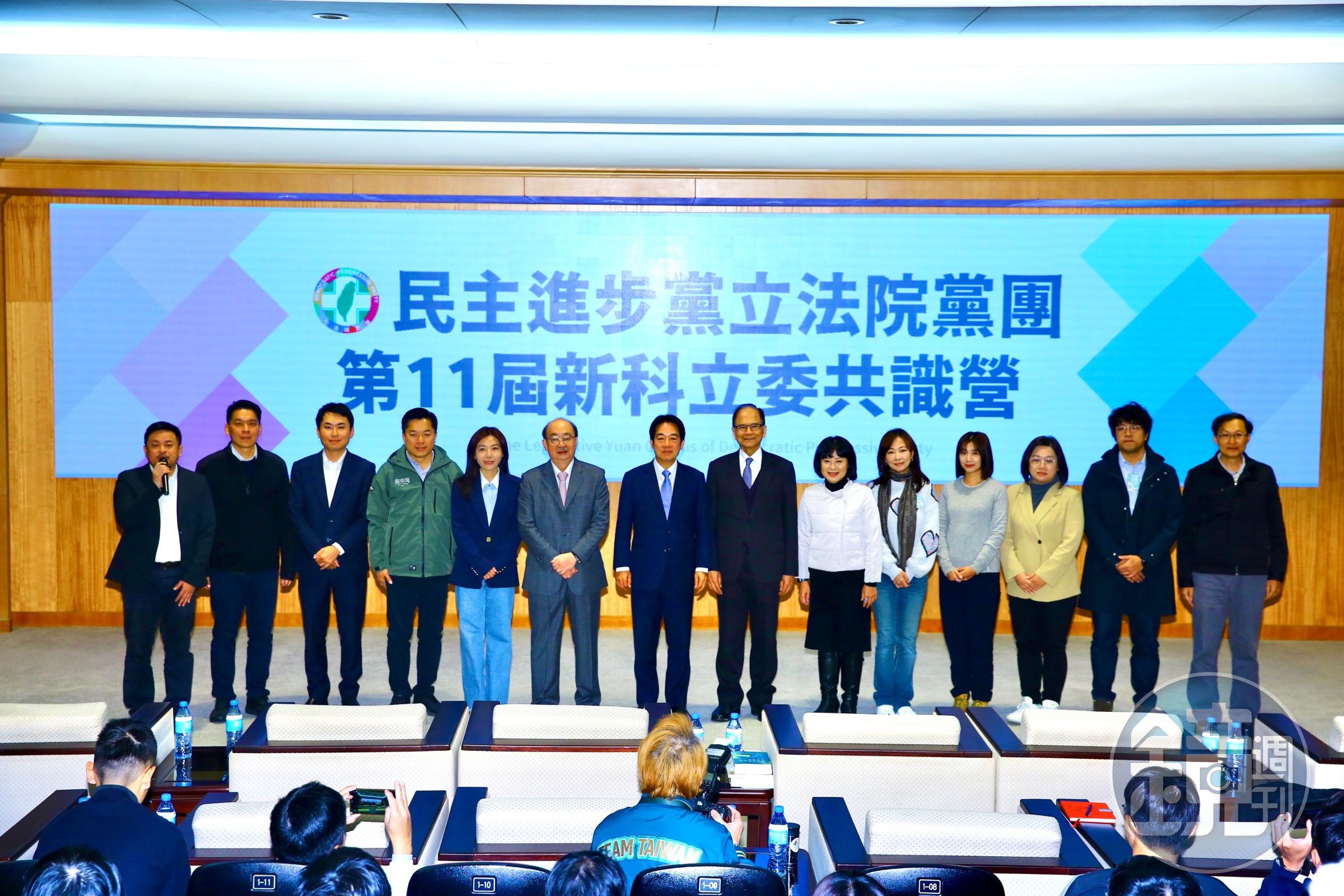 民進黨舉行新科立委共識營,賴清德(中)到場分享經驗,提出3點建議給新科綠委們,要他們別把自己當菜鳥。