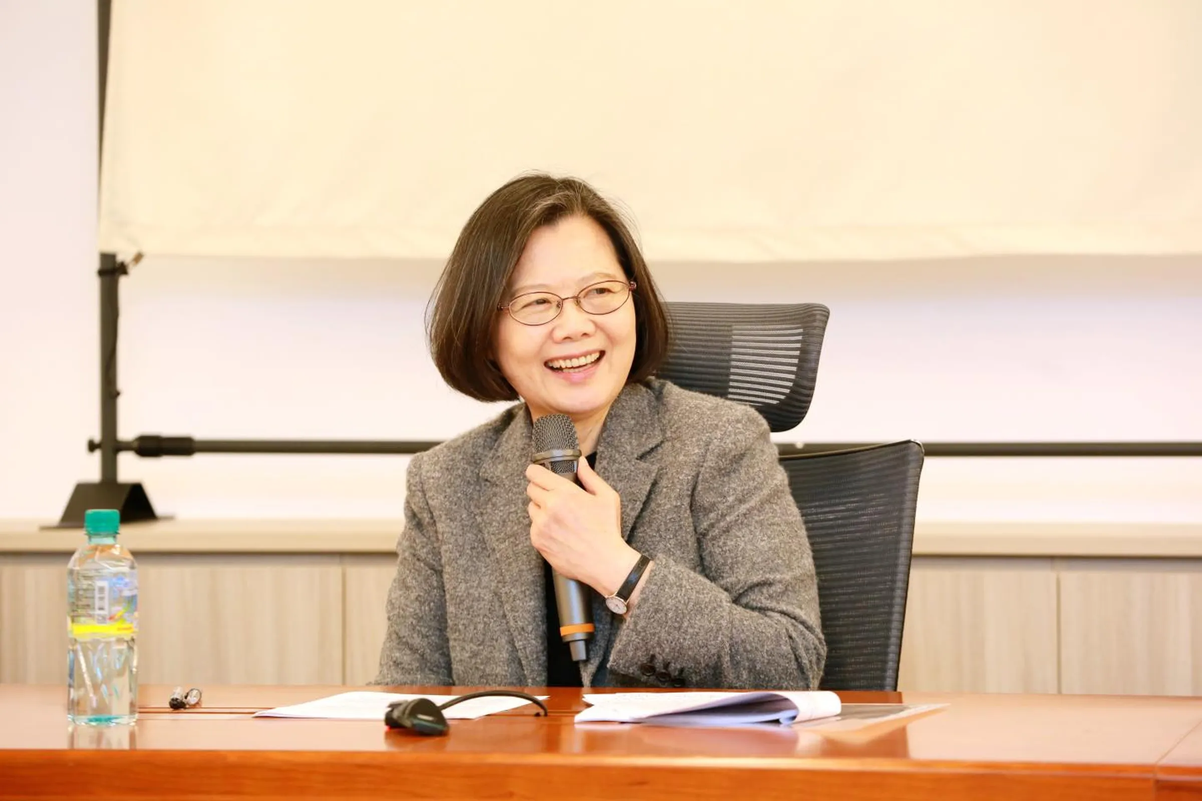 蔡英文卸任後常在社群海巡,不時留言與網友互動,獲得不少網友青睞。(翻攝自臉書@蔡英文)
