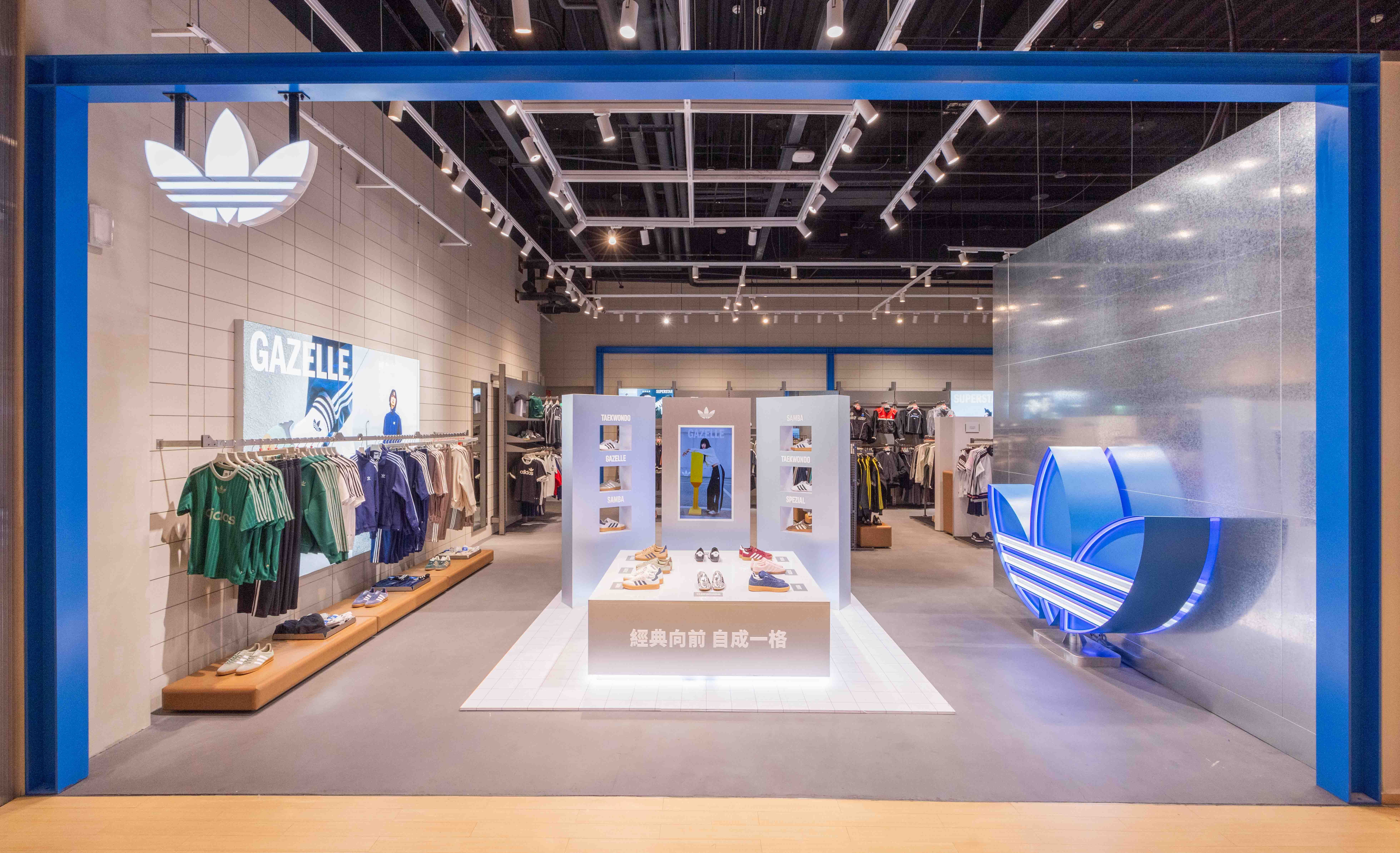 adidas信義品牌概念店Originals煥新開幕,店內設計同步日韓概念店,金屬材質營造極簡時尚氛圍。(adidas提供)