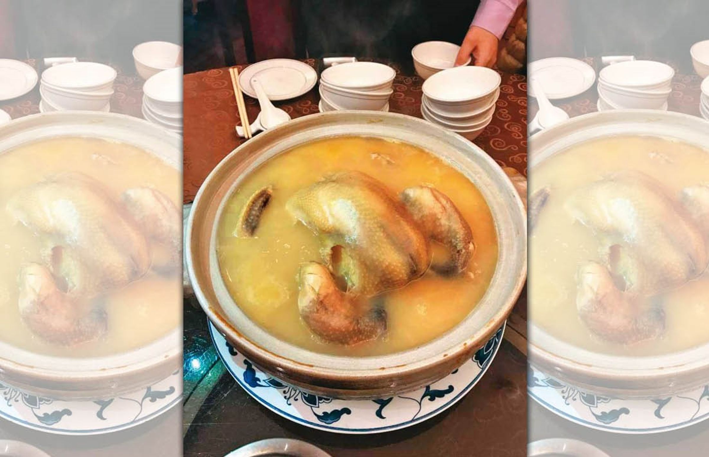 驥園砂鍋雞湯慢火燉煮12小時,湯色乳白香濃讓黃仁勳著迷。(翻攝臉書)