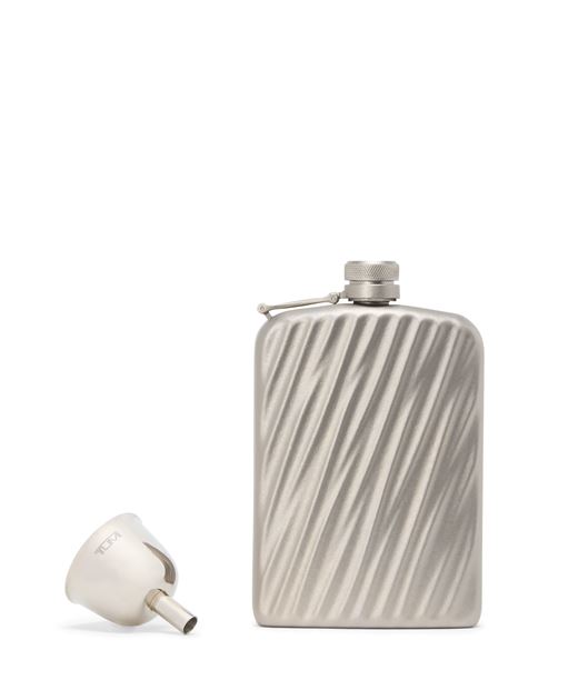 19 Degree Titanium Flask鈦金屬隨身酒壺。NT$10,400（TUMI提供）