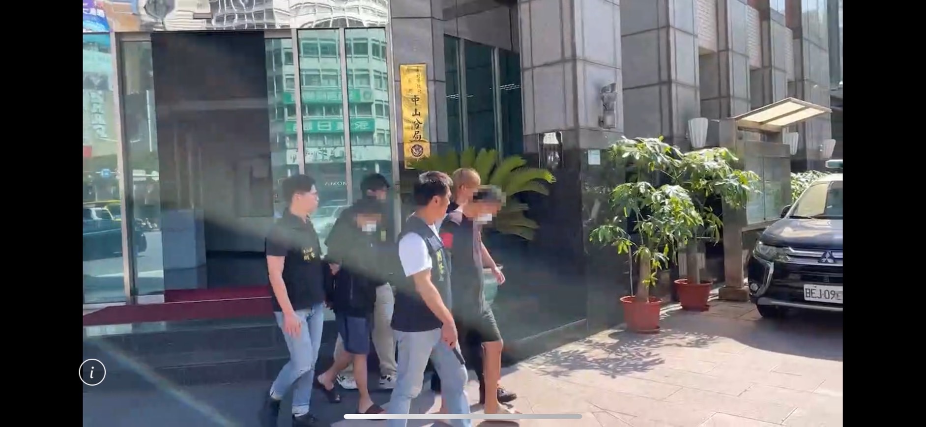 警方訊後將李姓父子依法送辦。(翻攝畫面)
