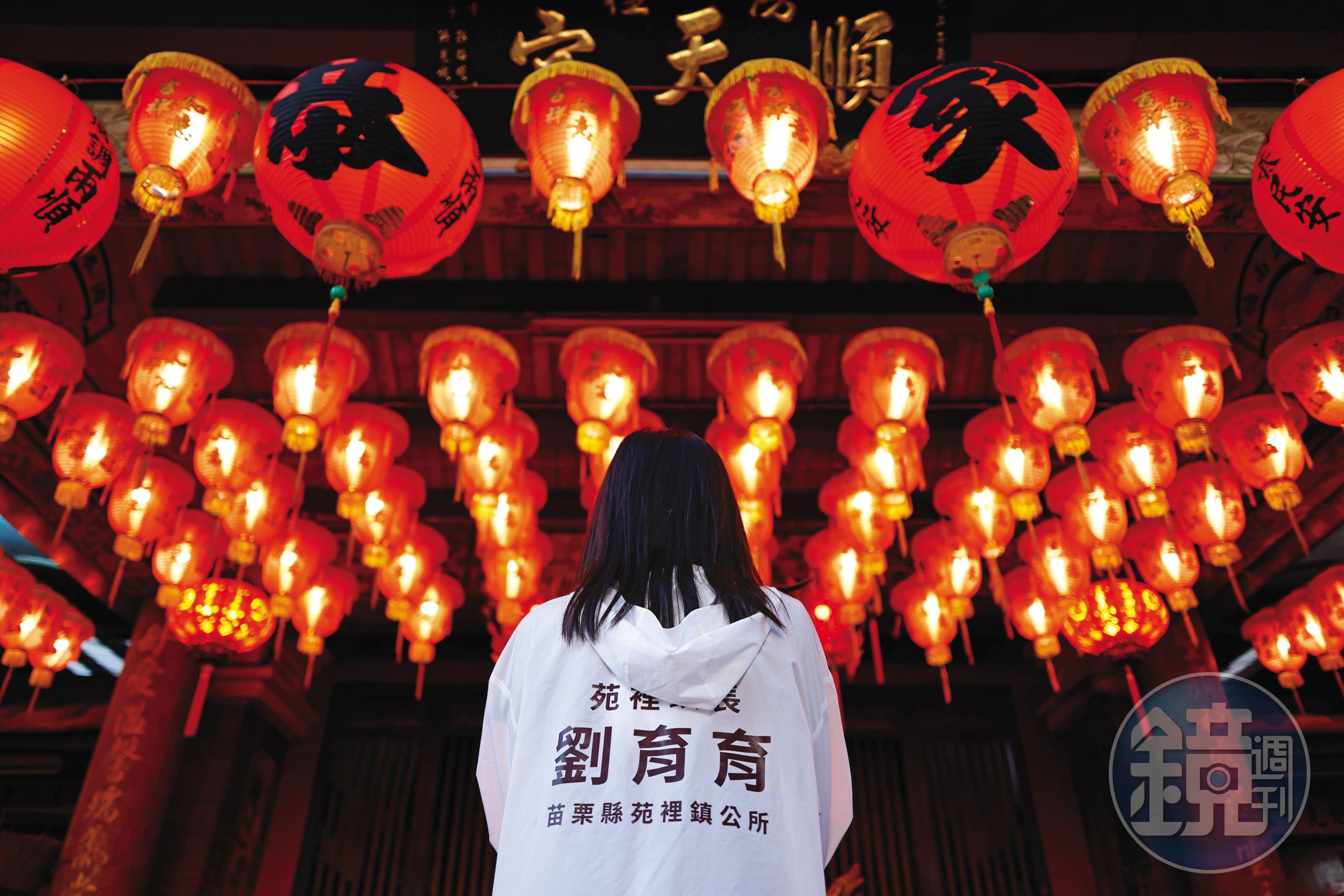 劉育育在苑裡順天宮舉辦新書發表會之前，向媽祖祈求。