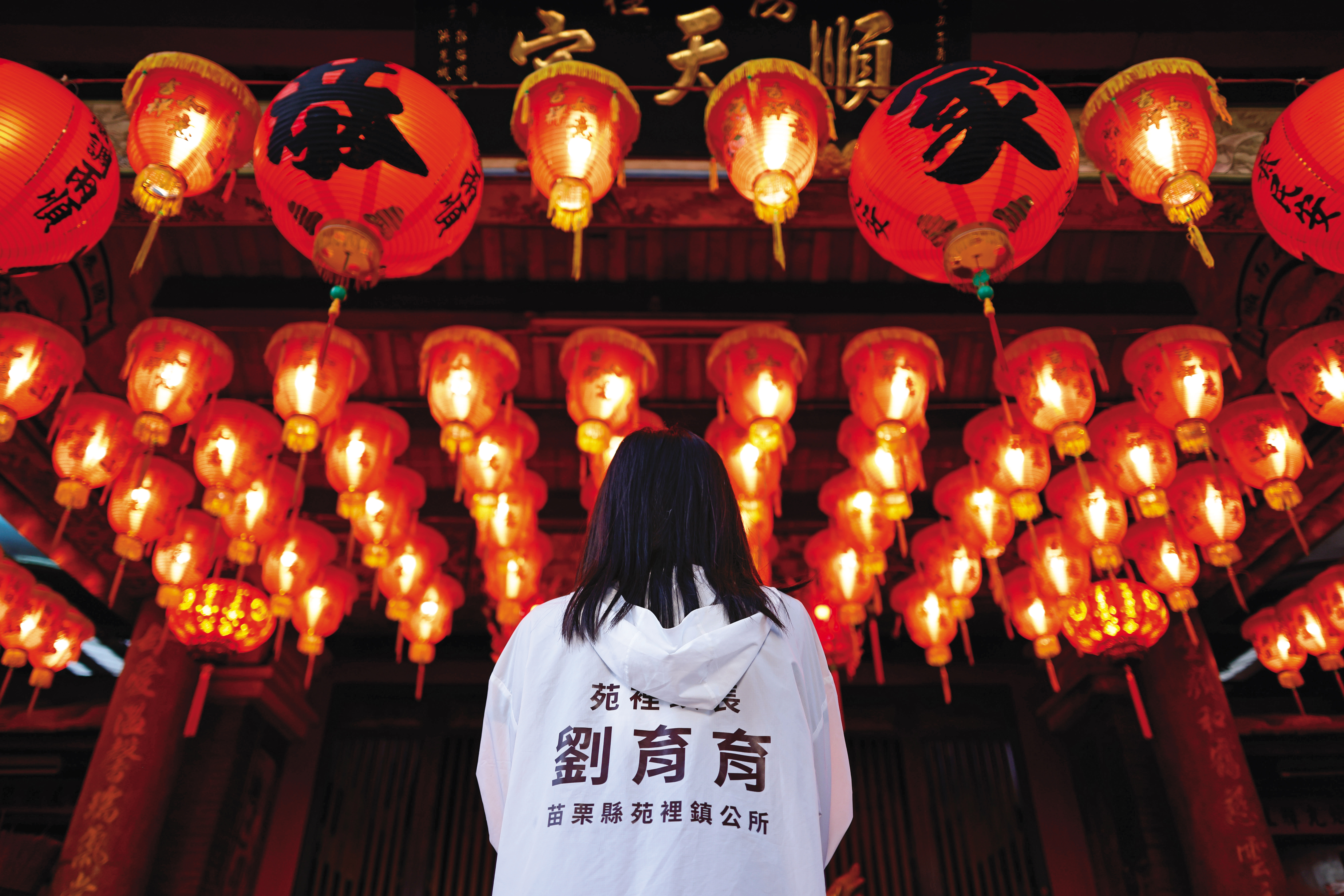 劉育育在苑裡順天宮舉辦新書發表會之前，向媽祖祈求。