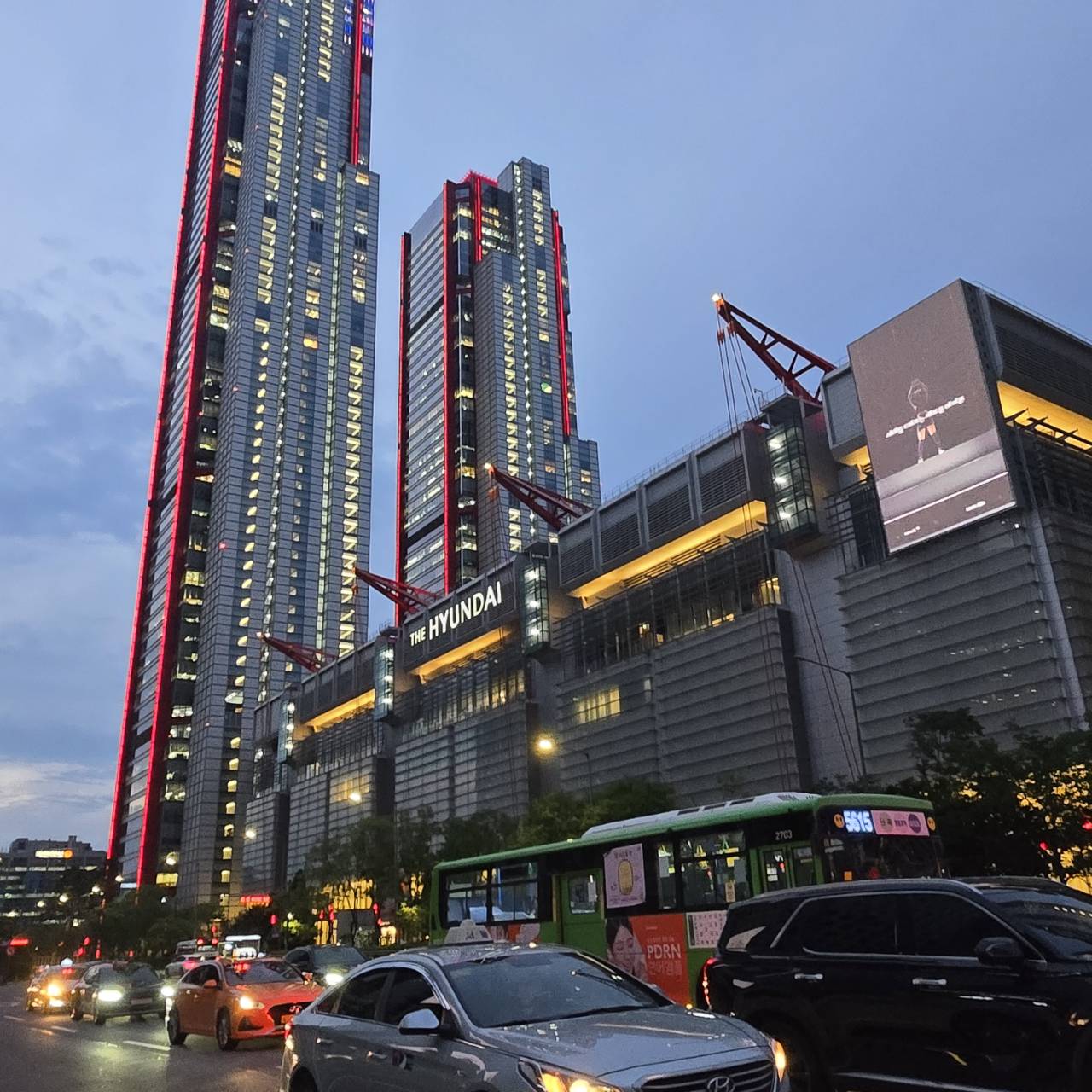 韓國近十年最大型商辦零售複合開發案之一的Parc1 Tower, 與現代百貨 The Hyundai Seoul 相連。