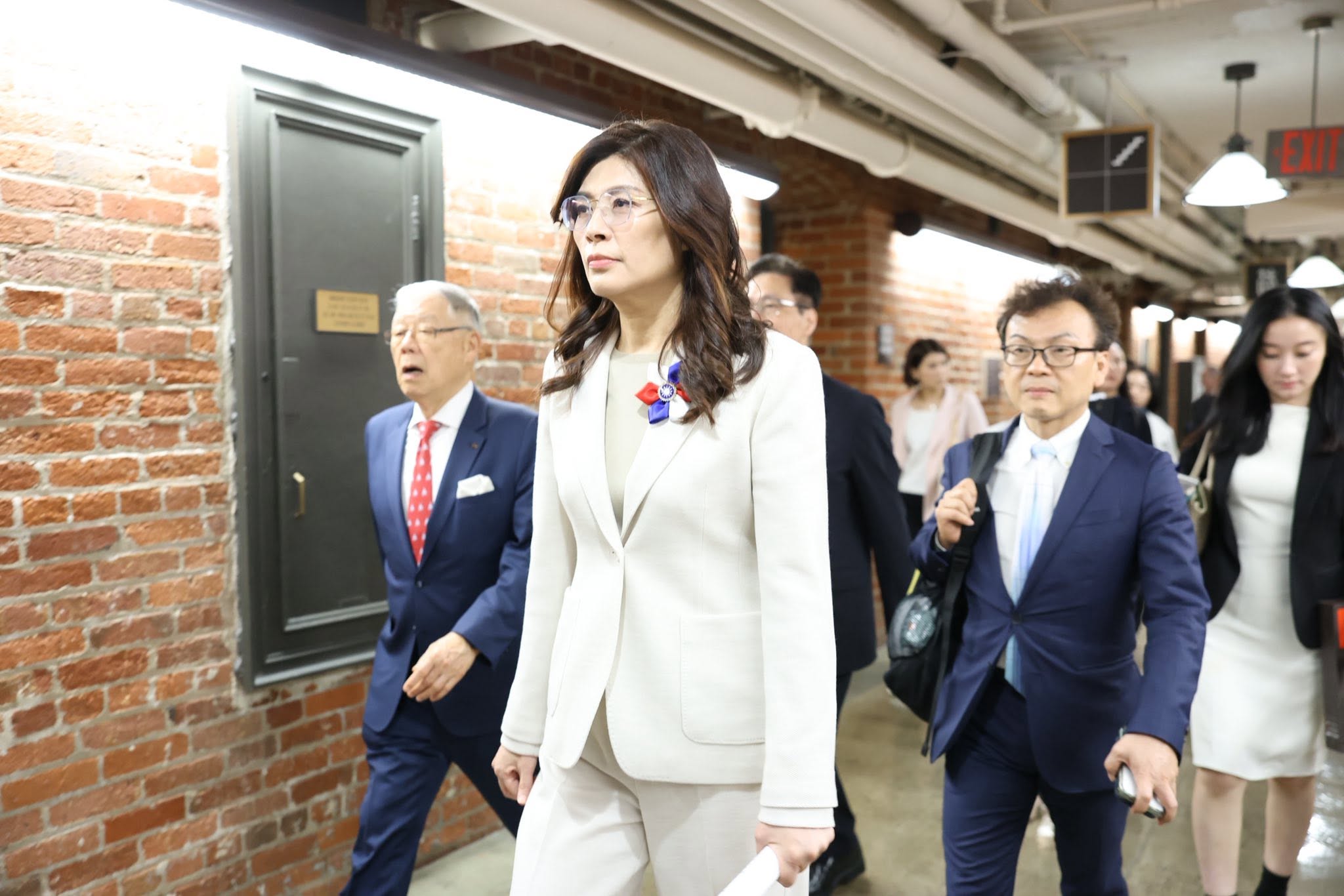 麗文6月初訪問美國，聲稱在華府見了9位美國議員，孰料被點名的戴恩斯受訪時卻打臉，「她見的是我的幕僚，不是我本人」。（翻攝自臉書@鄭麗文）