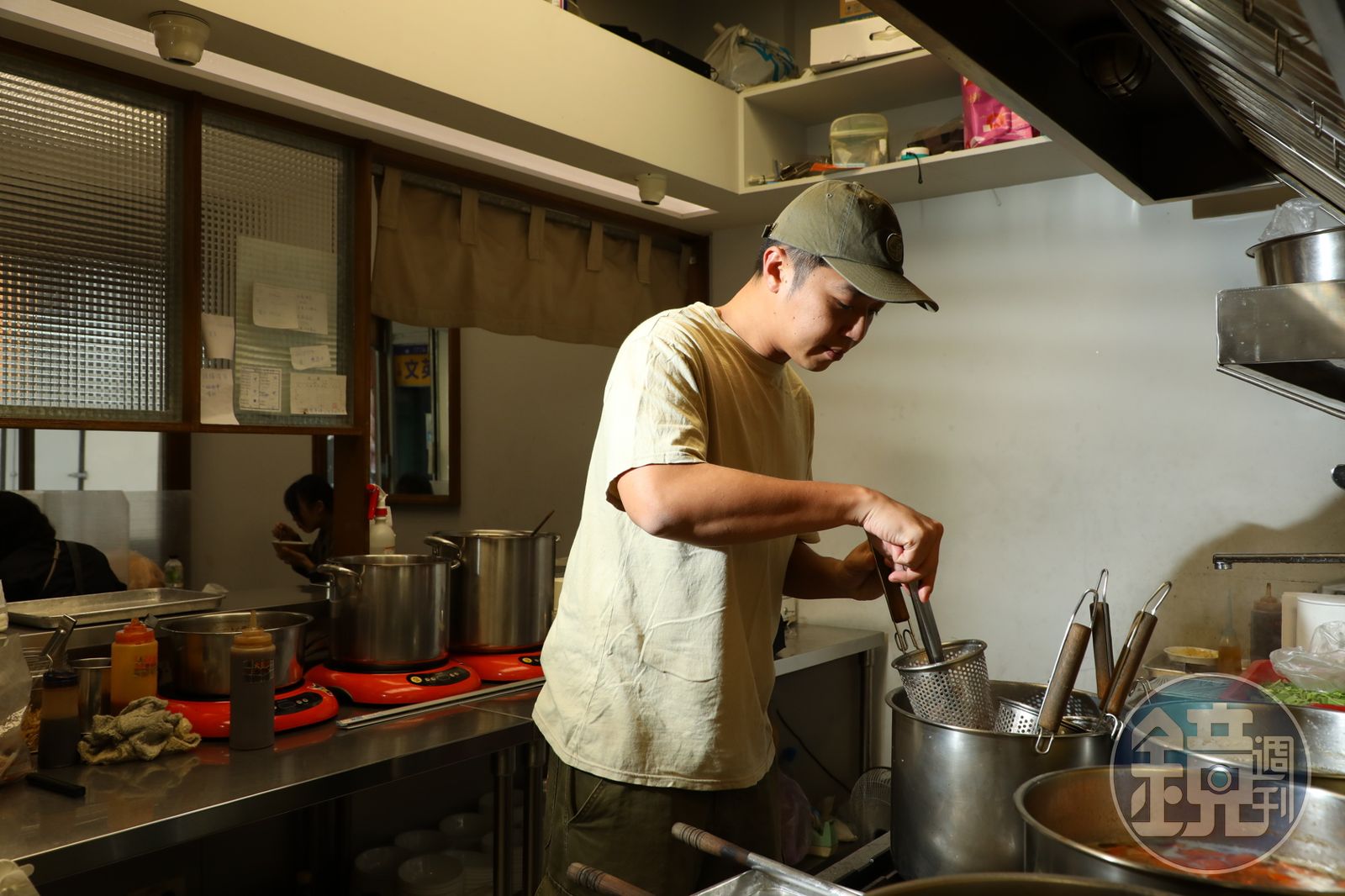 弟弟吳驊修從爸爸那兒學來羊肉料理。