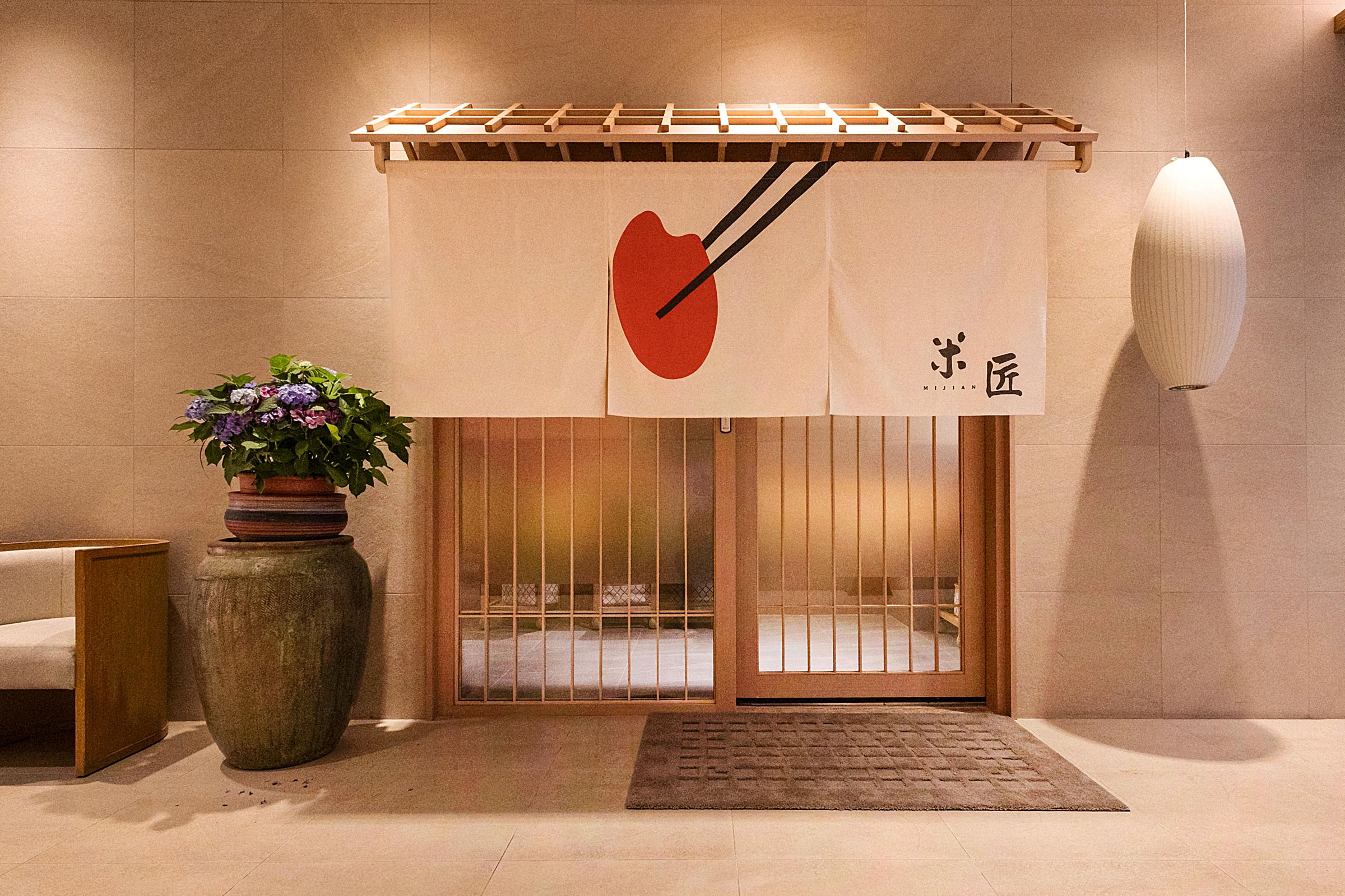 2019年創立的日式無菜單料理餐廳「米匠」,6月在華山文創園區旁開設3號店。