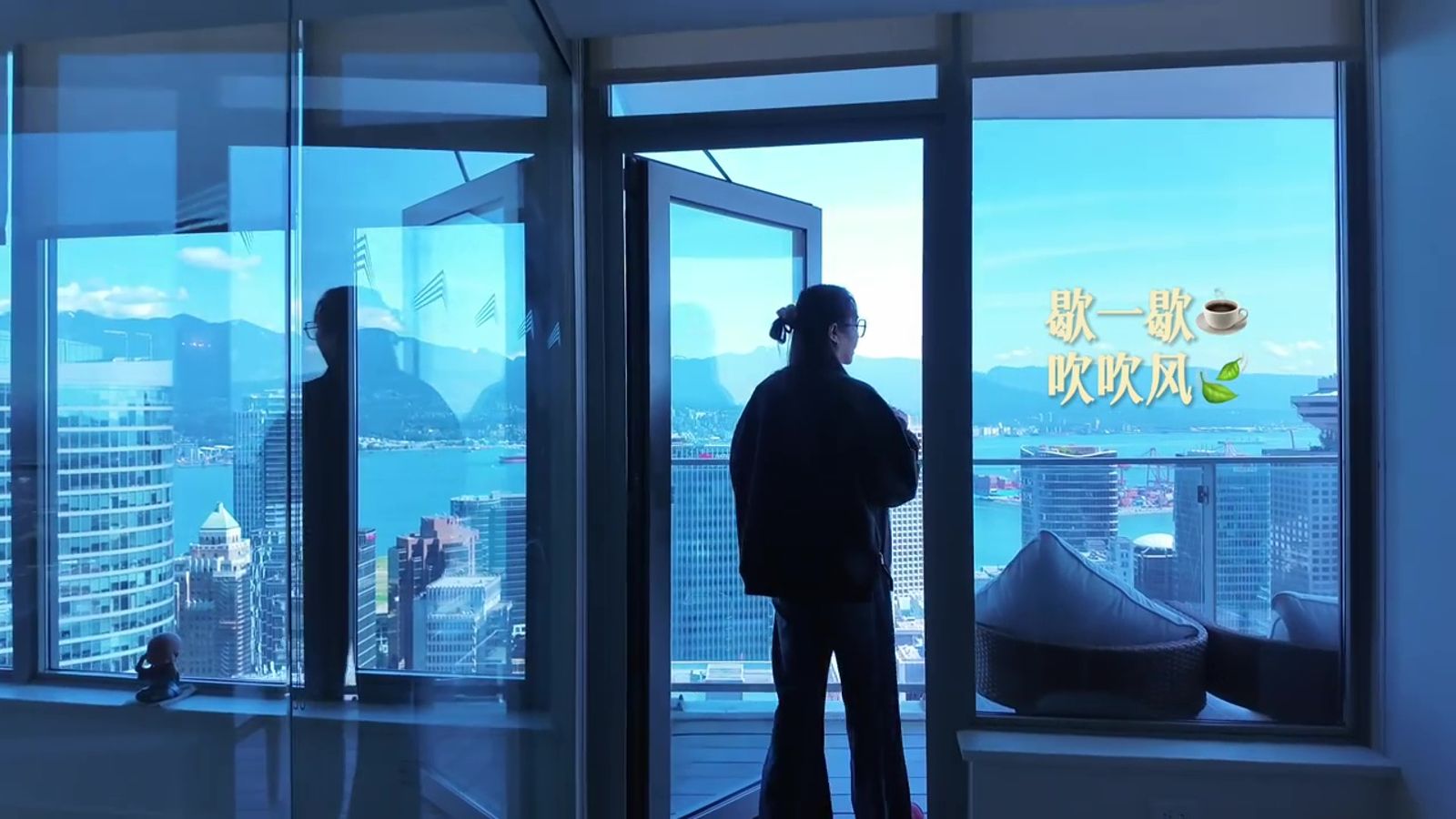 王祖賢的豪宅有大片落地窗，望出去是溫哥華的美麗城市景色。（翻攝小紅書）