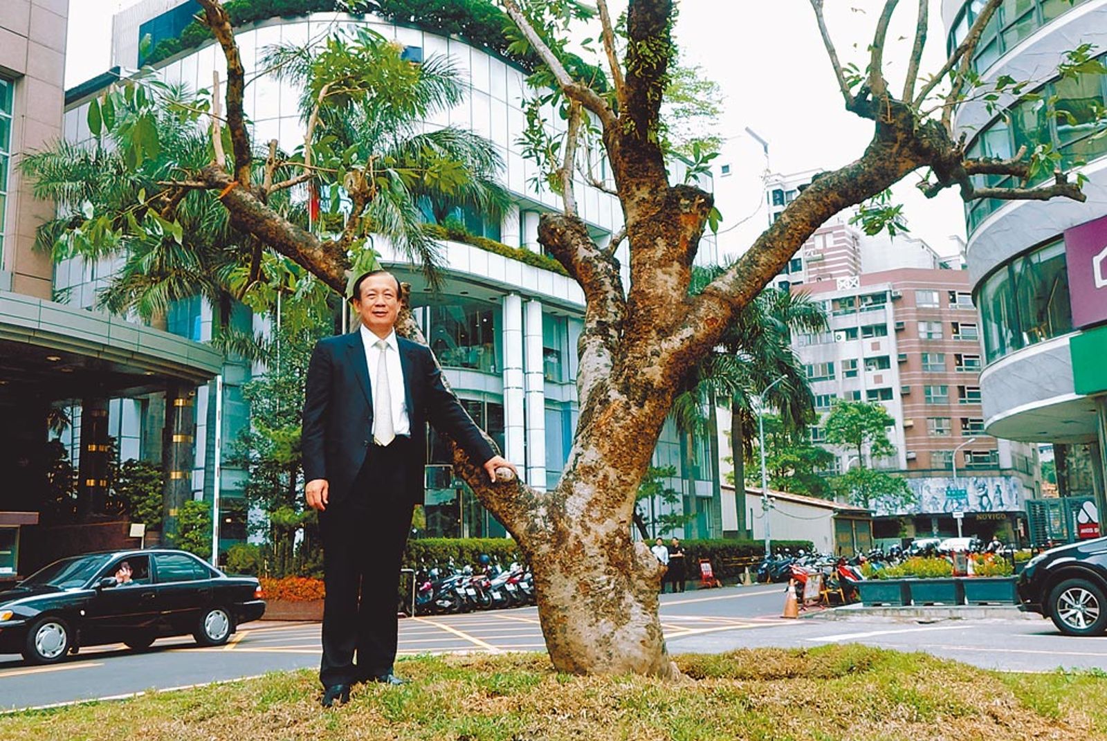 賴正鎰親手在鄉林總部門前種下荔枝樹,採收後也會分送員工與左鄰右舍,分 享收成的喜悅。(鄉林提供)