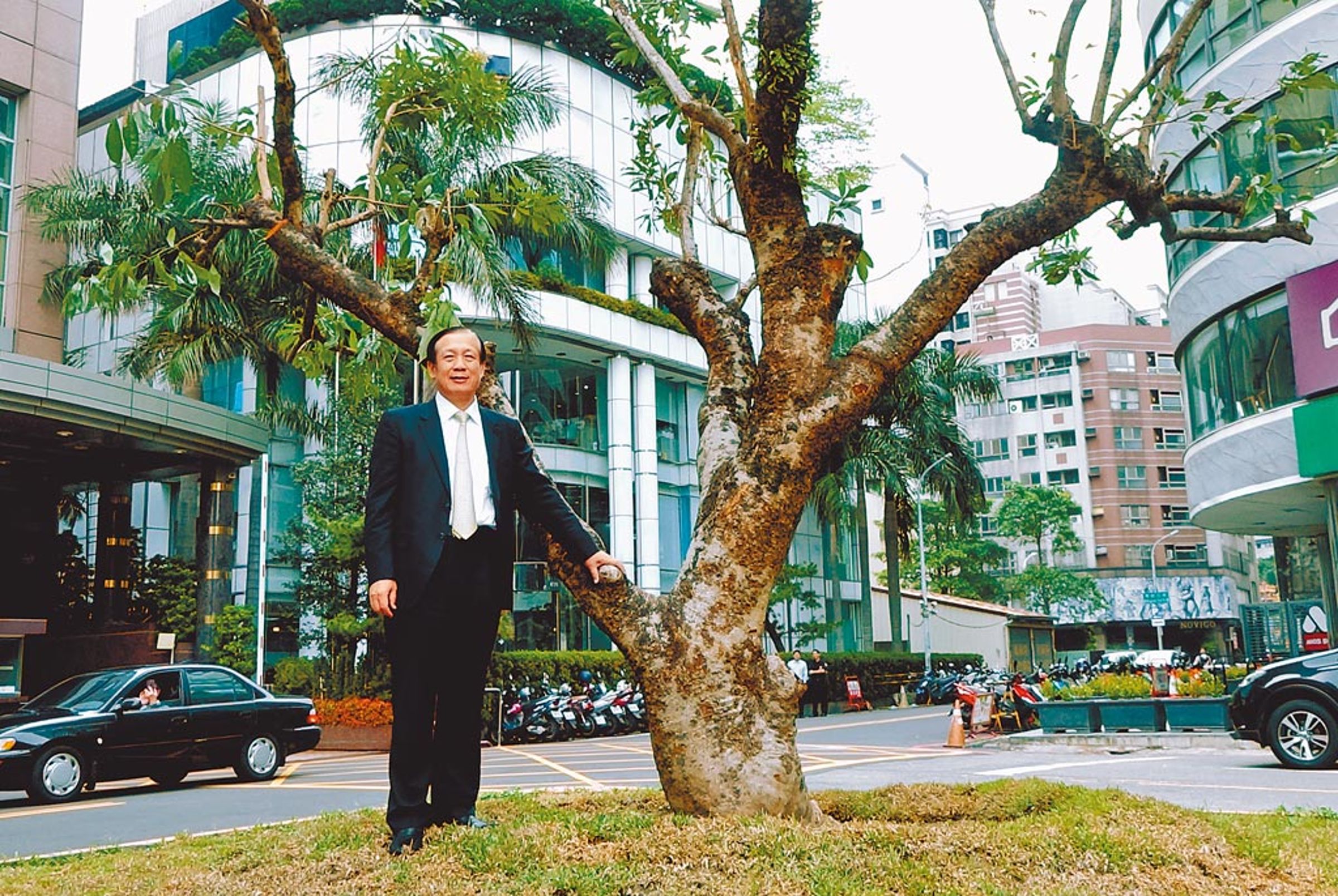 賴正鎰親手在鄉林總部門前種下荔枝樹,採收後也會分送員工與左鄰右舍,分 享收成的喜悅。(鄉林提供)
