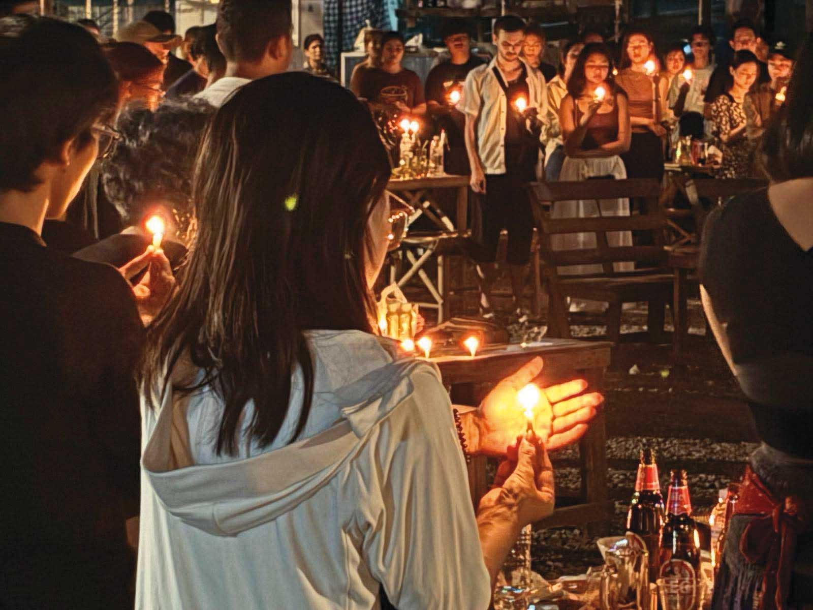 強震造成上萬人死傷，緬甸人民自發性舉辦祈福儀式。（翻攝SHAN News臉書）