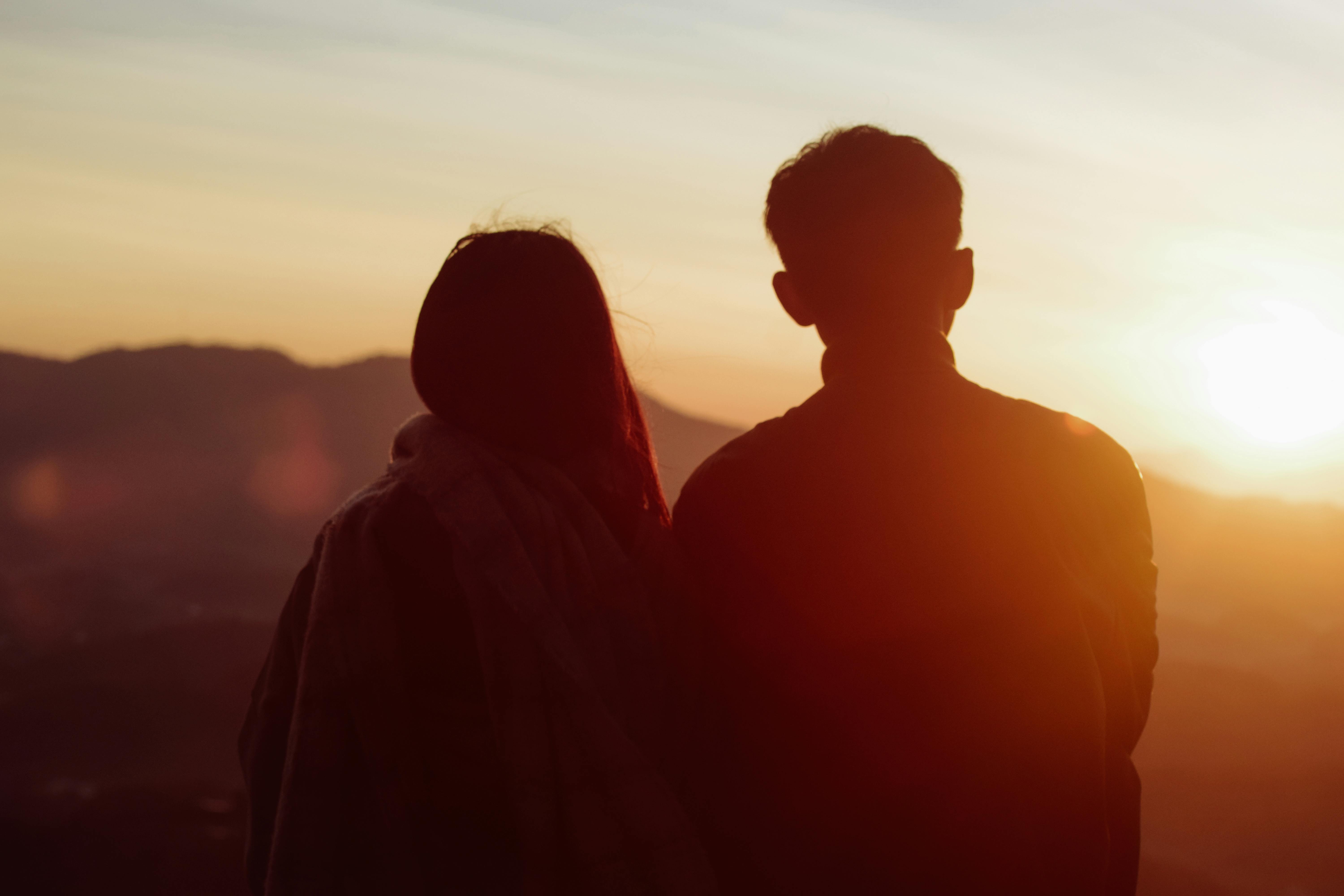 情侶、夫妻七夕到月老廟祈願，有助修補感情裂痕。（示意圖／pexels）