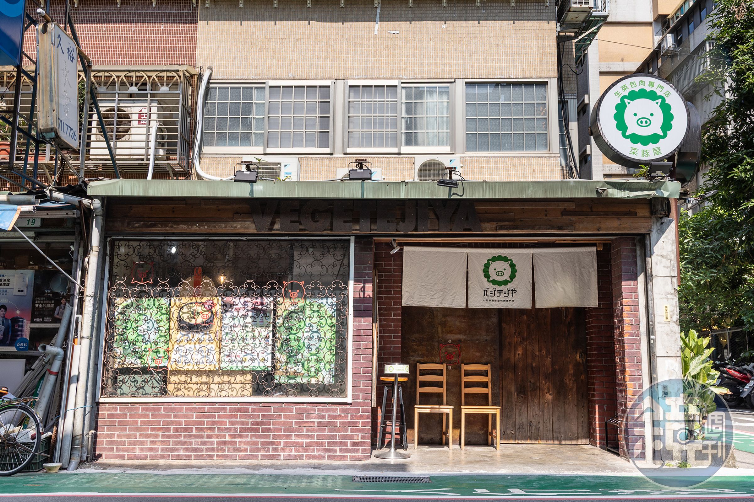 「菜豚屋」八德店位於微風廣場後方巷子內。