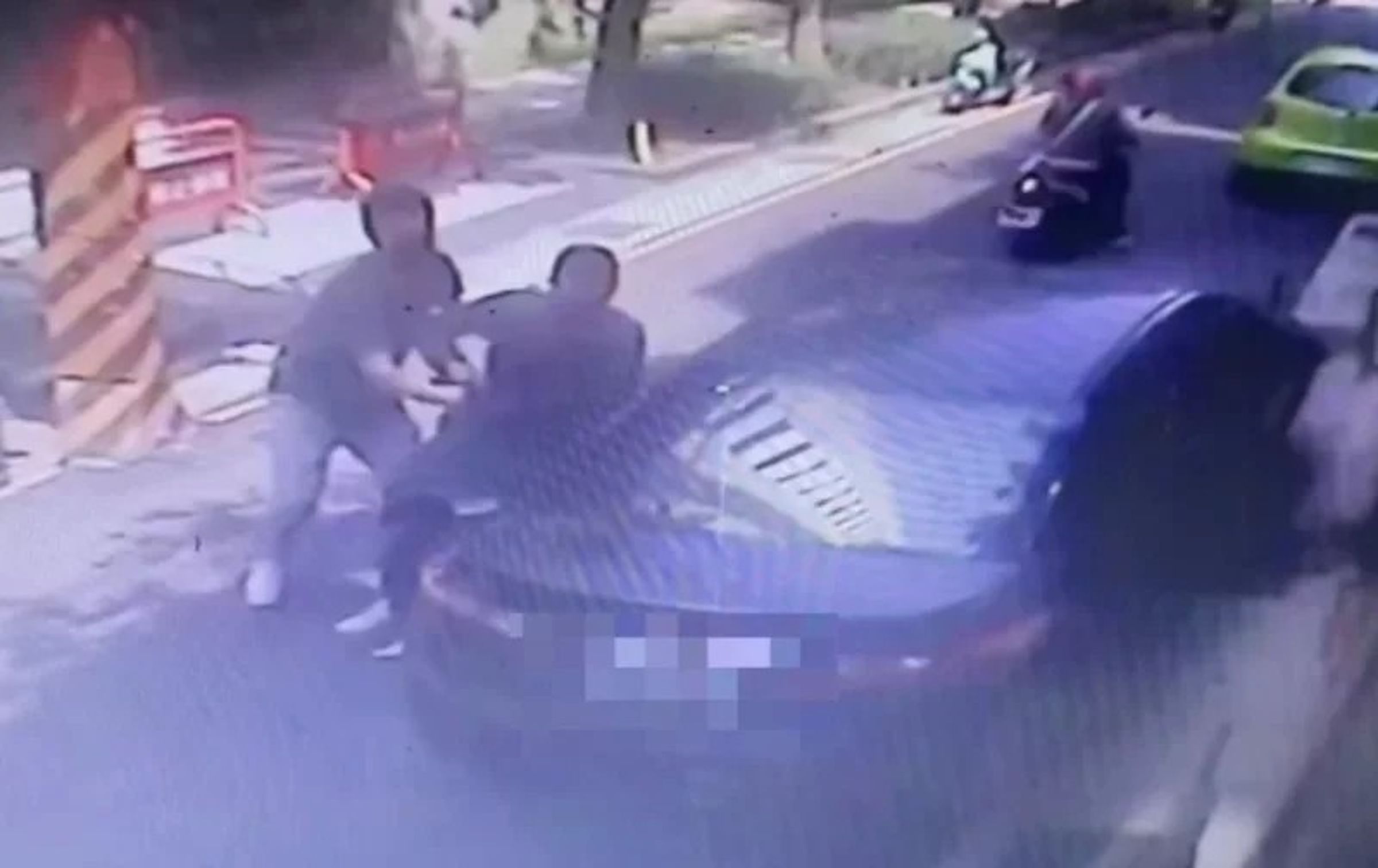 監視器畫面顯示,兩男強行擄走曾姓女子,強押上車。(翻攝畫面)