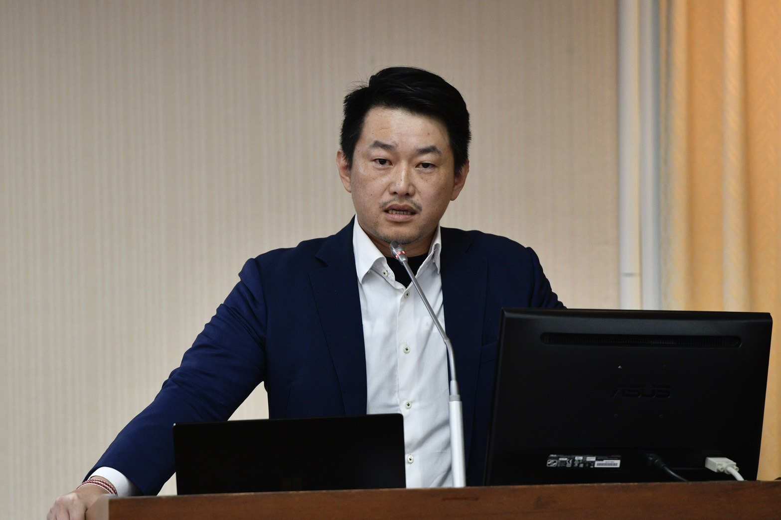 前立委陳柏惟今赴立法院內政委員會出席《選罷法》公聽會，點名國民黨立委顏寬恒應該也要來發表意見。