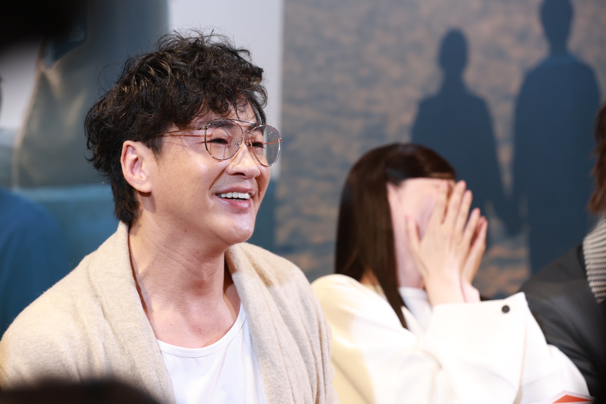 郭雪芙對導演何潤東翻白眼一事遭揭出因而羞紅臉。