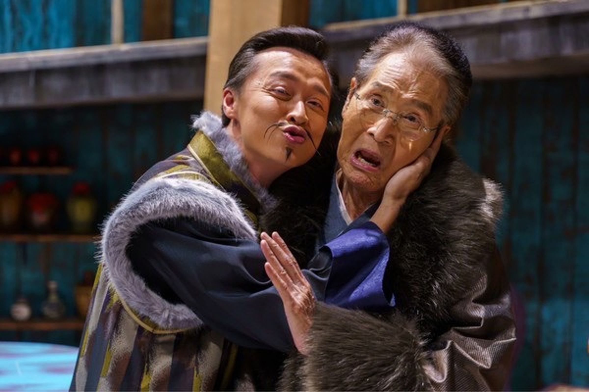 石英和何豪傑在歌仔戲《孟婆客棧》有精彩逗趣的對手戲。(民視提供)