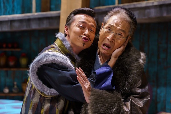 石英和何豪傑在歌仔戲《孟婆客棧》有精彩逗趣的對手戲。（民視提供）