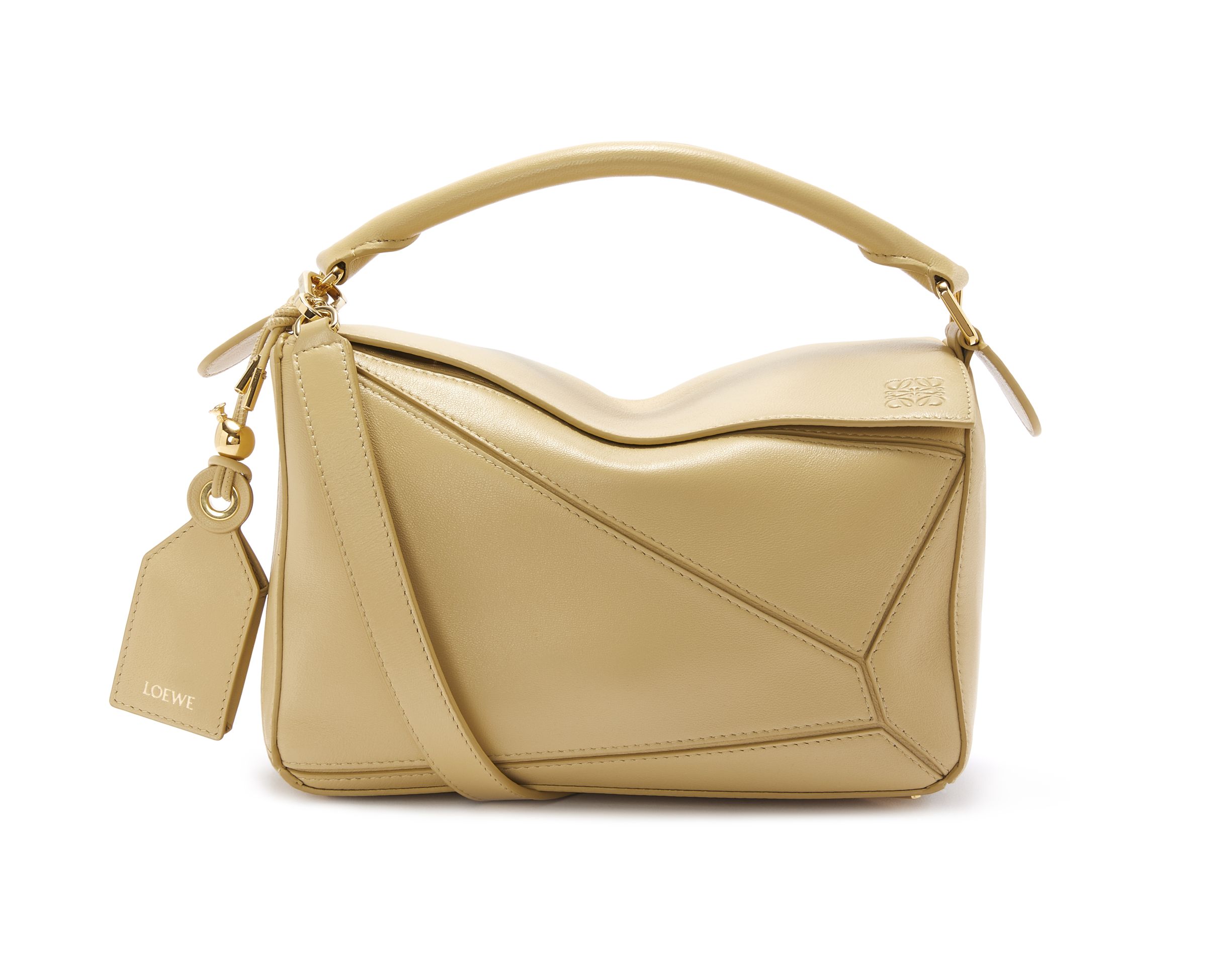 Featherlight Puzzle納帕小羊皮深奶油色小款肩背手提包。NT$149,000（LOEWE提供）