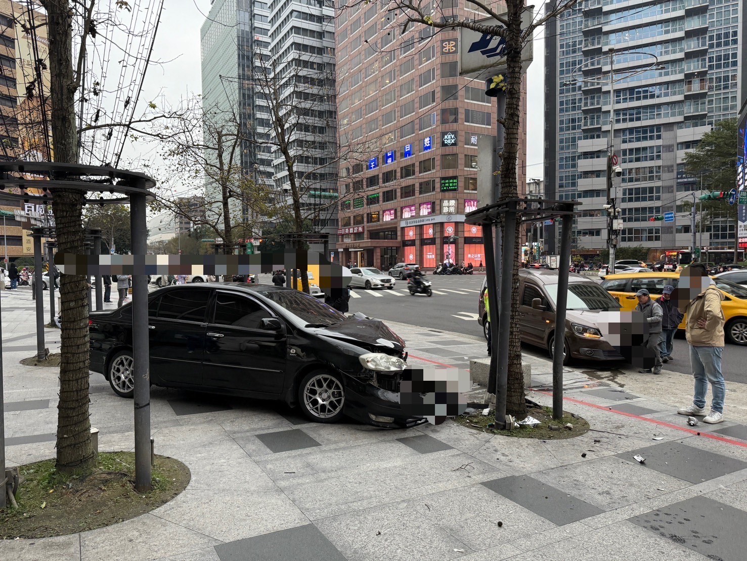 黑色轎車因與另車擦撞導致車輛失控衝上市府站前人行道。（翻攝畫面）