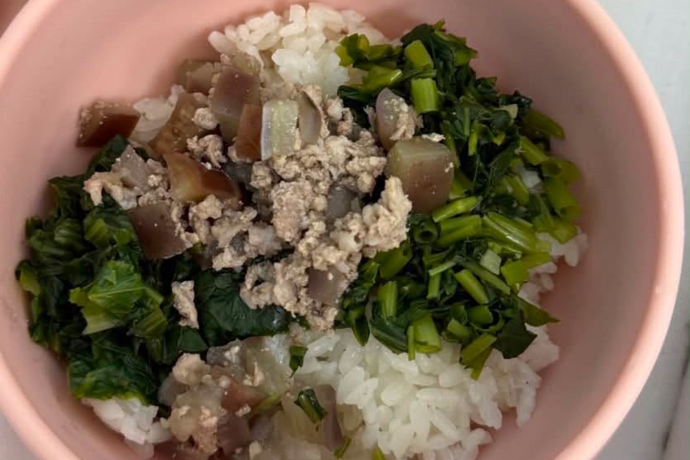 簡舒培接獲離職員工爆料，指夏莉絲旗下托嬰中心冰箱內疑藏有大量過期食材。（翻攝自簡舒培臉書）