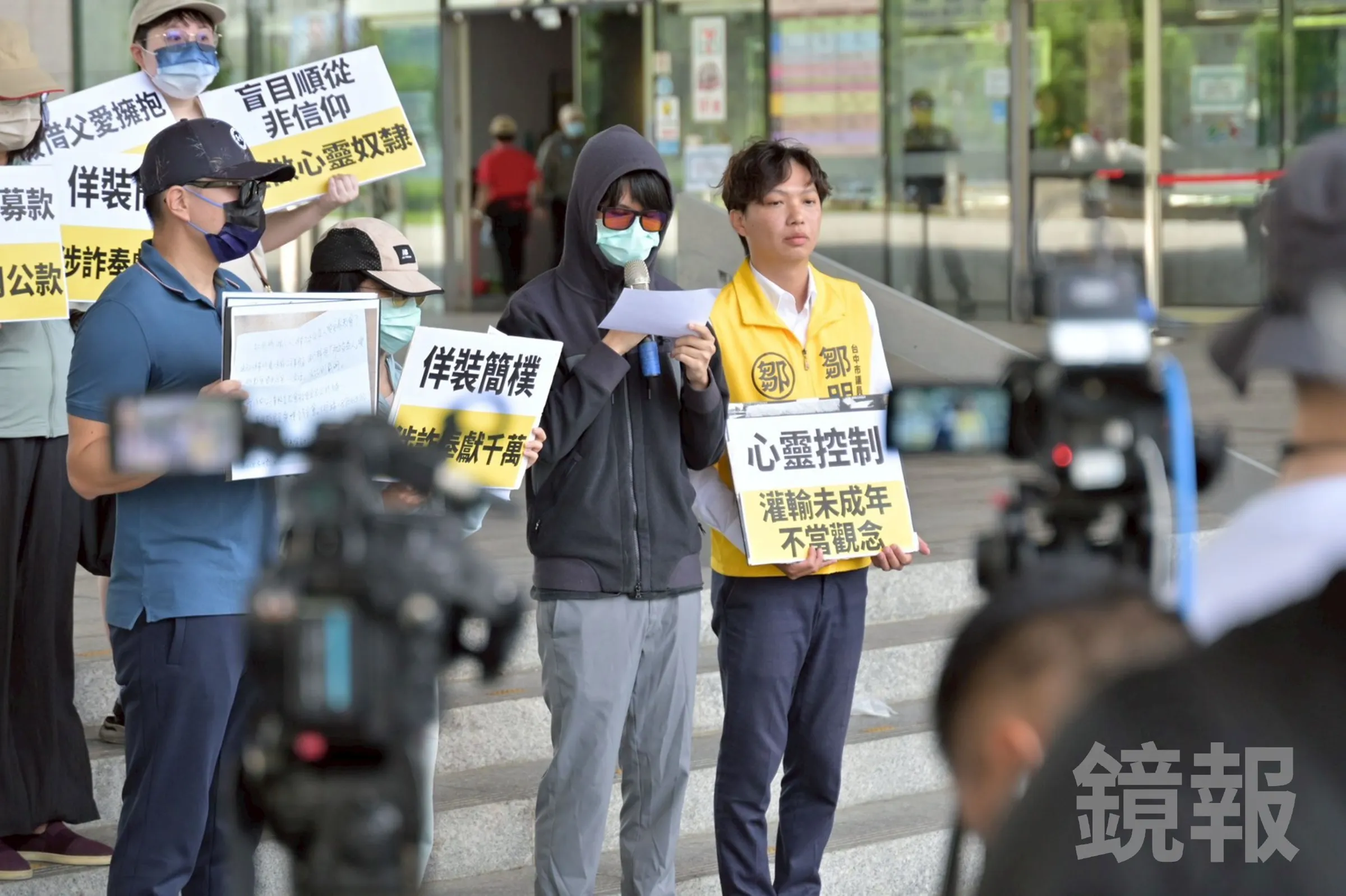 台中富足教會的受害教友今出面指控牧師一家。（時力鄒明諺提供）