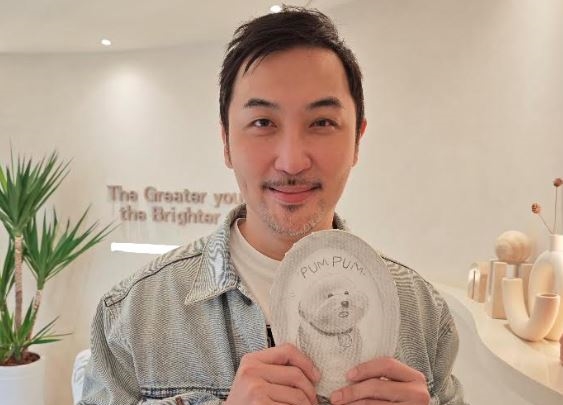 李進良將愛犬的畫像放在龐龐的大門口做紀念。