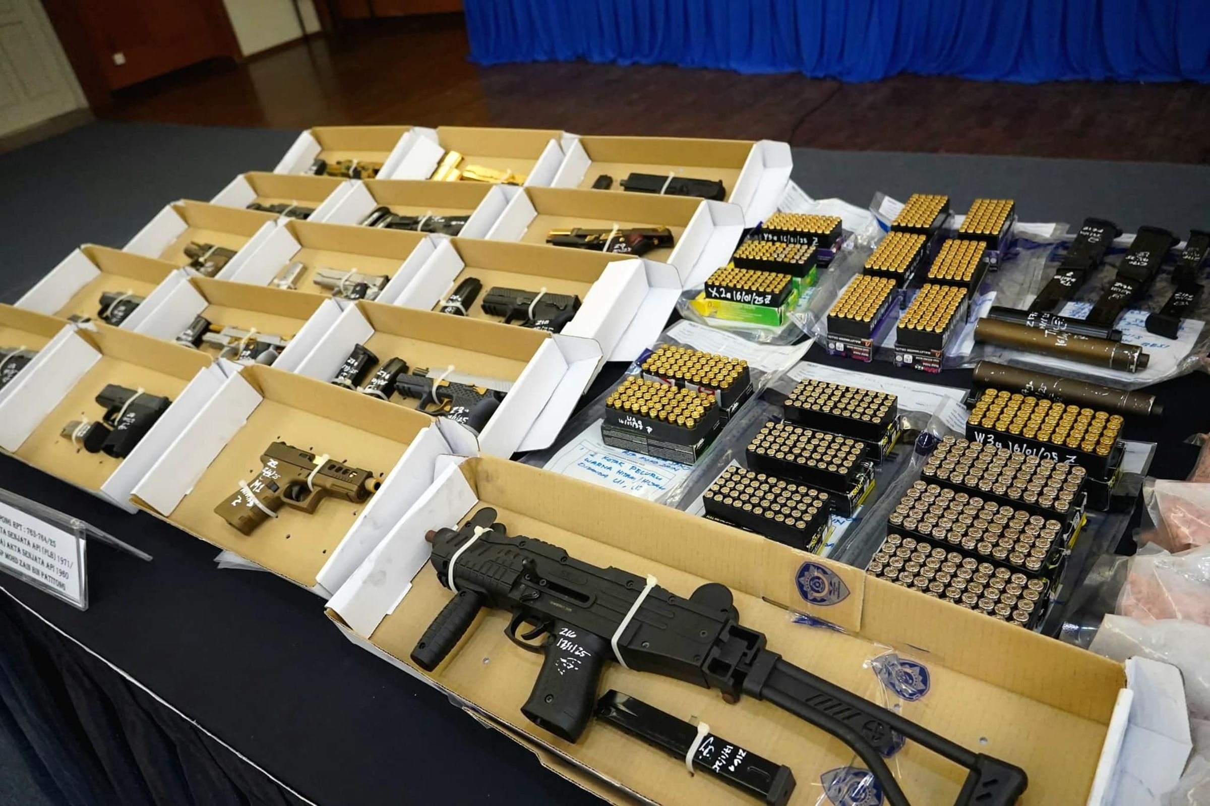 馬來西亞警方查獲販毒集團的軍火庫。（翻攝自臉書＠Jabatan Siasatan Jenayah Narkotik PDRM）
