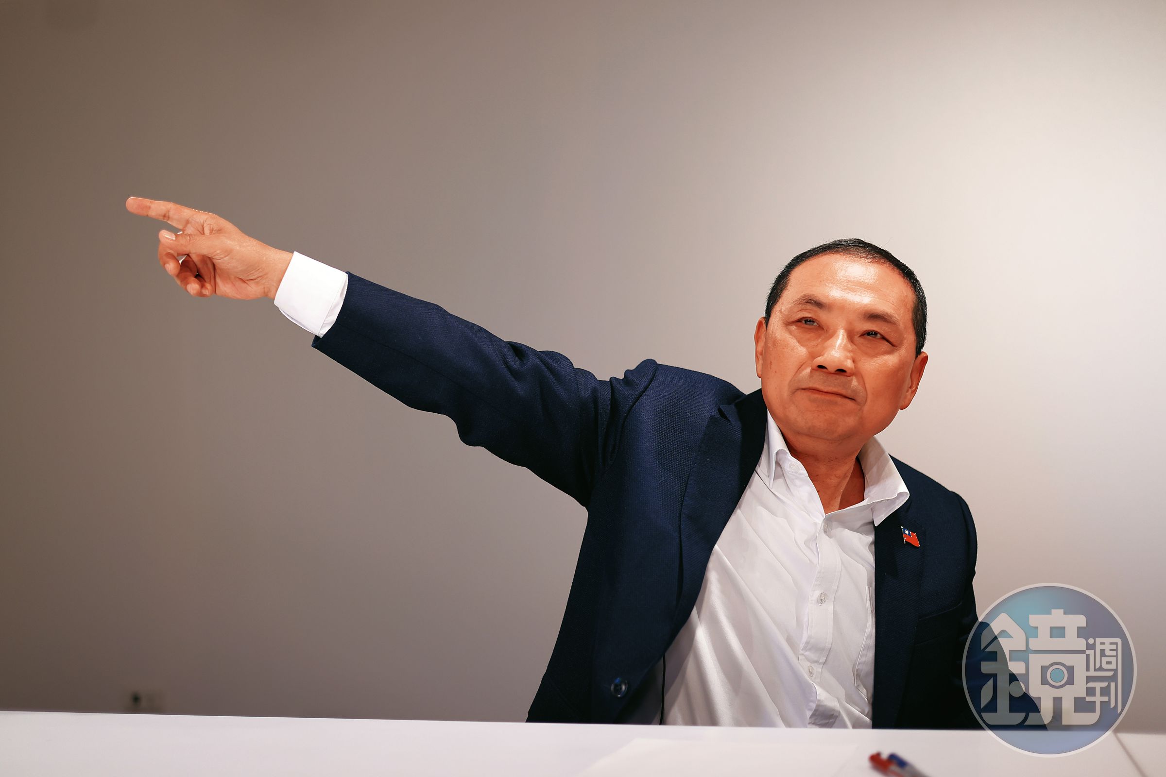 對於屢被貼上親中標籤,侯友宜予以駁斥,更透露自己早在30多年前曾向中共公安拍桌嗆聲。