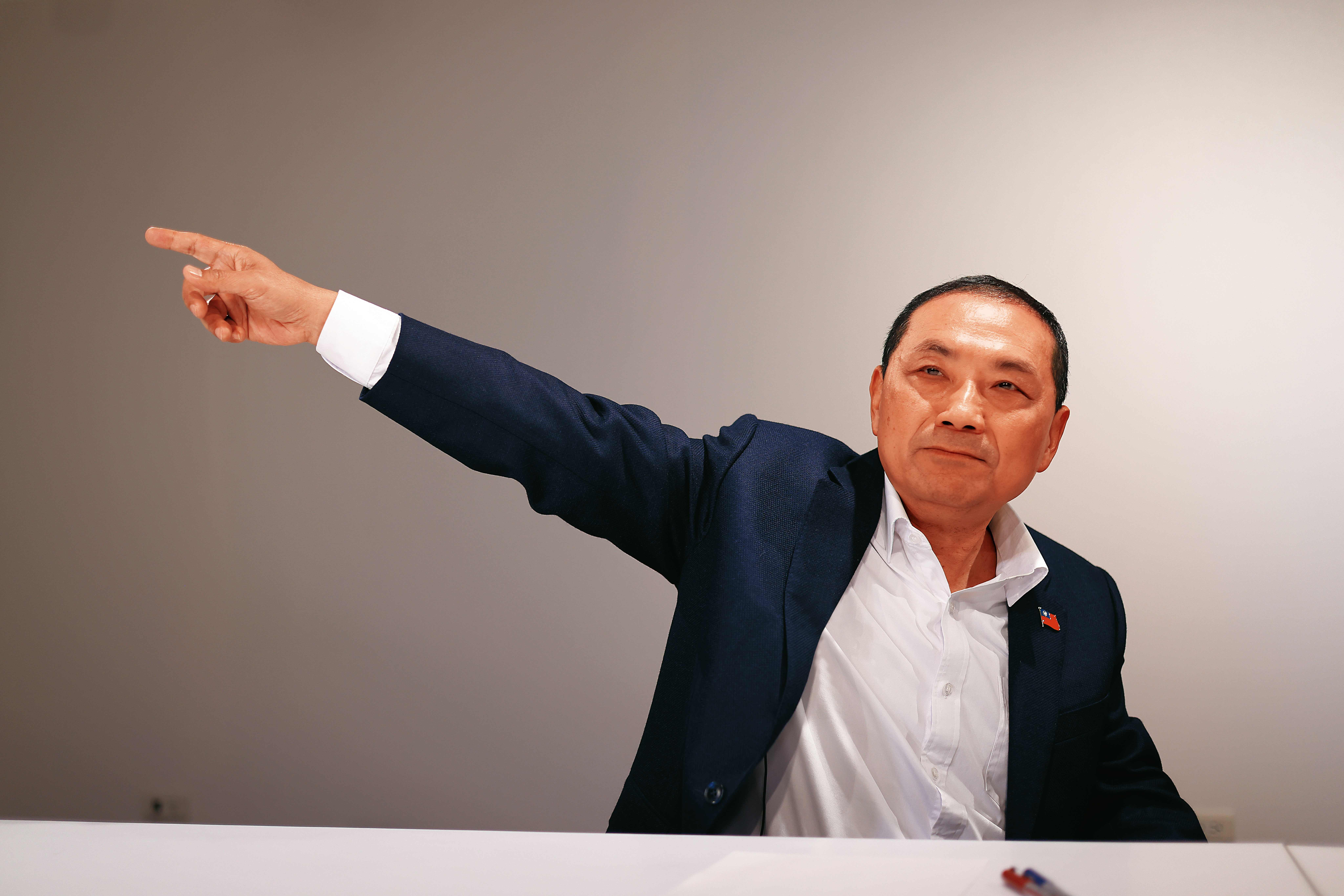 對於屢被貼上親中標籤，侯友宜予以駁斥，更透露自己早在30多年前曾向中共公安拍桌嗆聲。